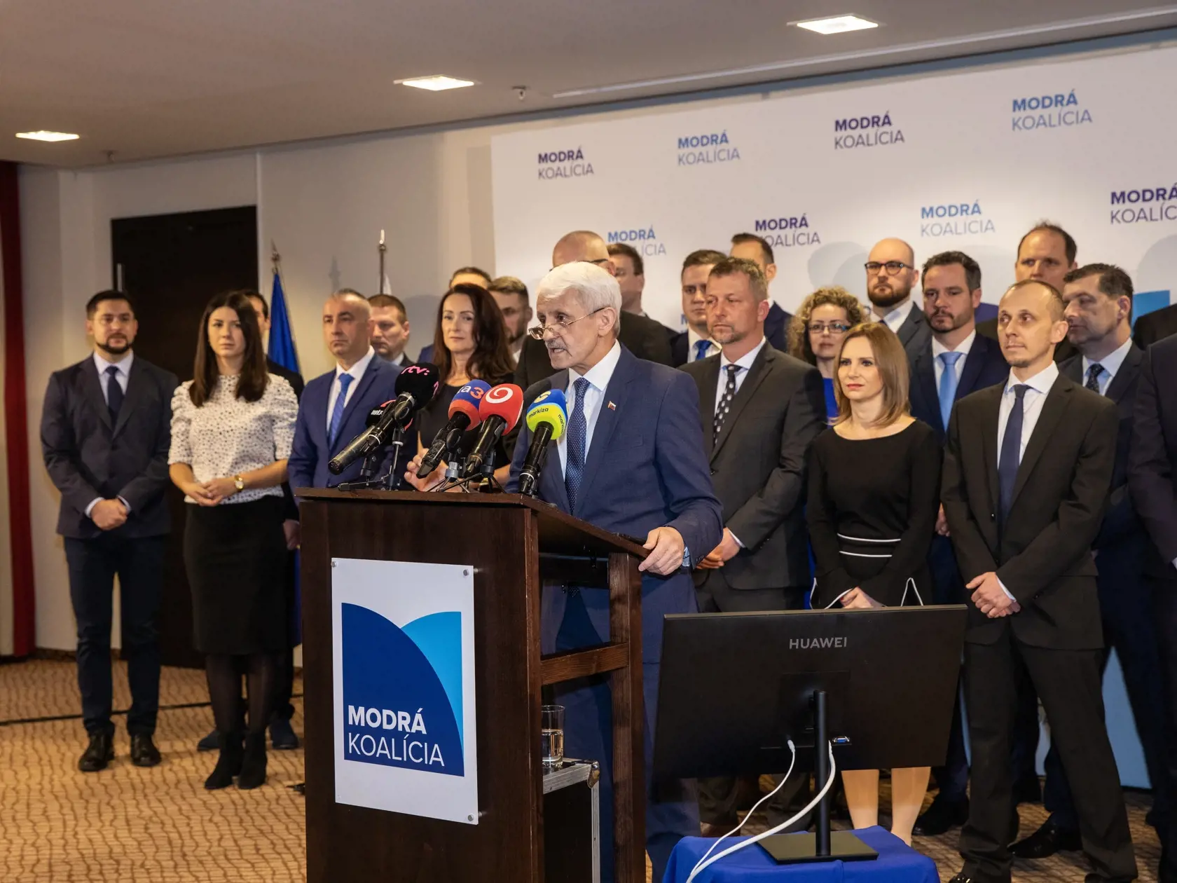Na snímke je Mikuláš Dzurinda, ktorý predstavuje nový politický projekt s názvom Modrá koalícia na tlačovej konferencii v Bratislave.