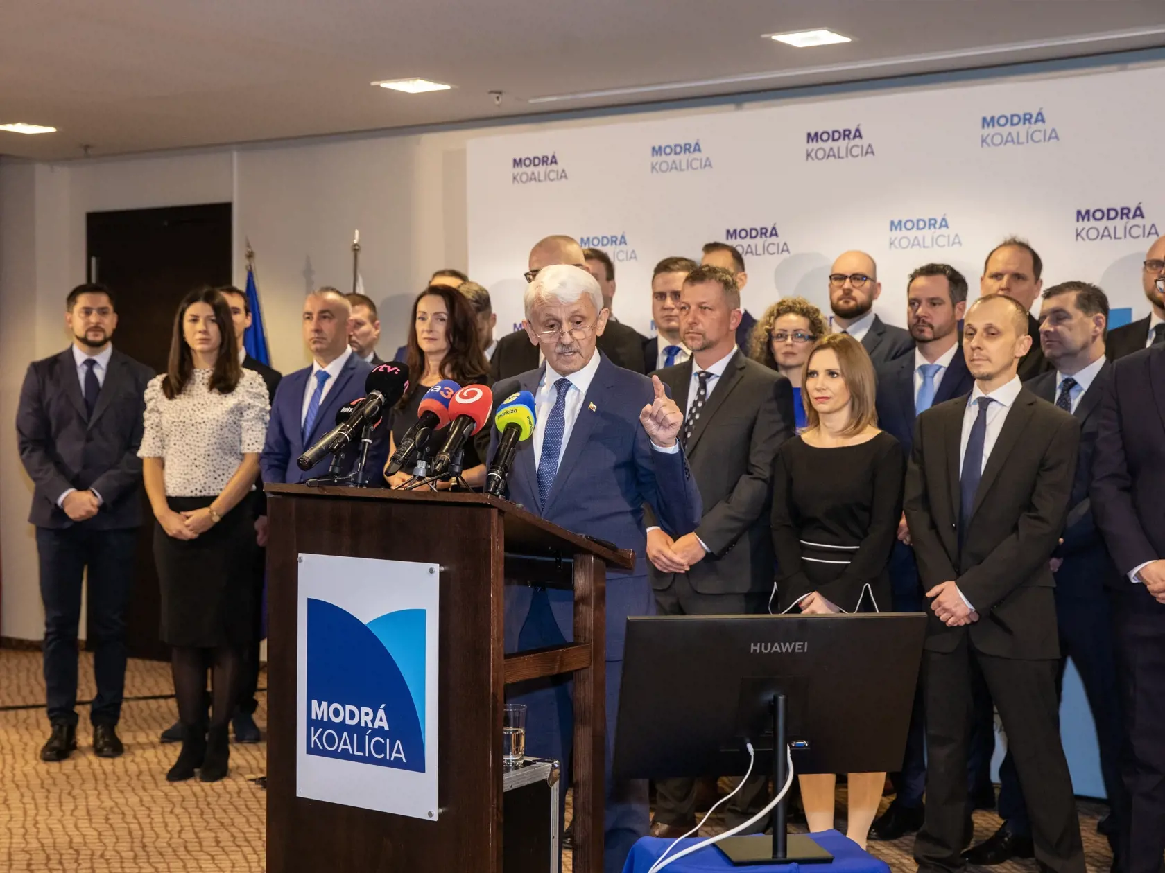 Na snímke je Mikuláš Dzurinda, ktorý predstavuje nový politický projekt s názvom Modrá koalícia na tlačovej konferencii v Bratislave.