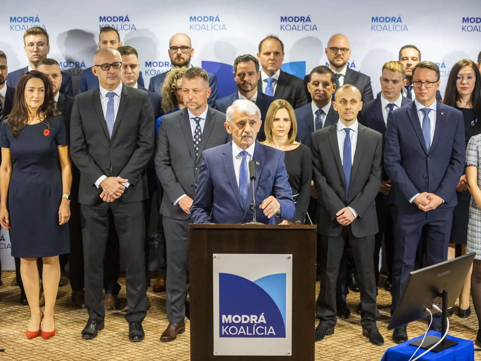 V Modrej koalícii, ktorú má pod patronátom poslanec NR SR Miroslav Kollár (53), nastala bizarná situácia. Strana, ktorá ešte pred mesiacom s nadšením ohlasovala spoluprácu s Mikulášom Dzurindom (68), dostala včera od neho verejne košom.
