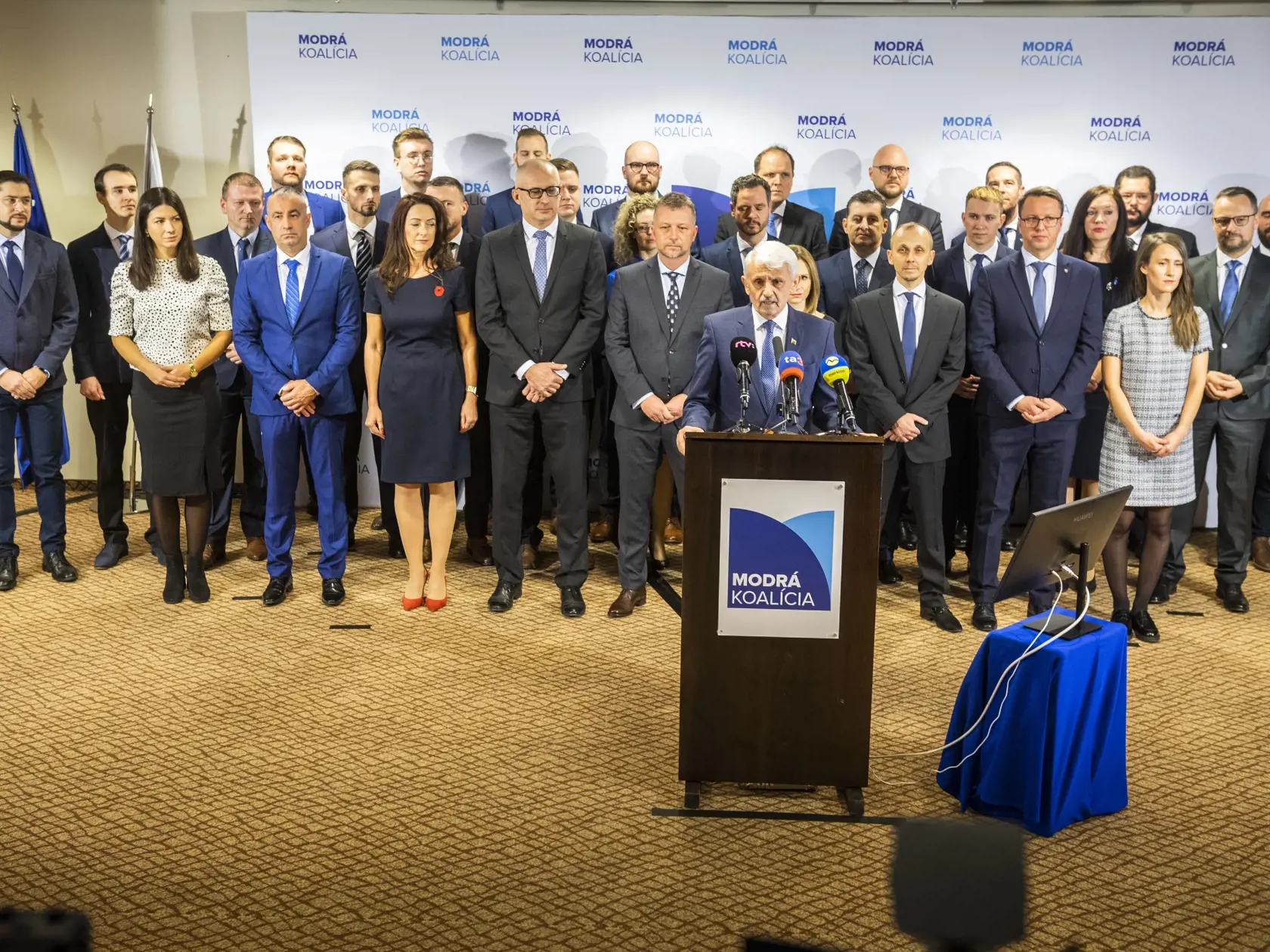 Na snímke Mikuláš Dzurinda (uprostred) predstavuje nový politický projekt s názvom Modrá koalícia na tlačovej konferencii v Bratislave v piatok 27. januára 2023. FOTO TASR - Jaroslav Novák