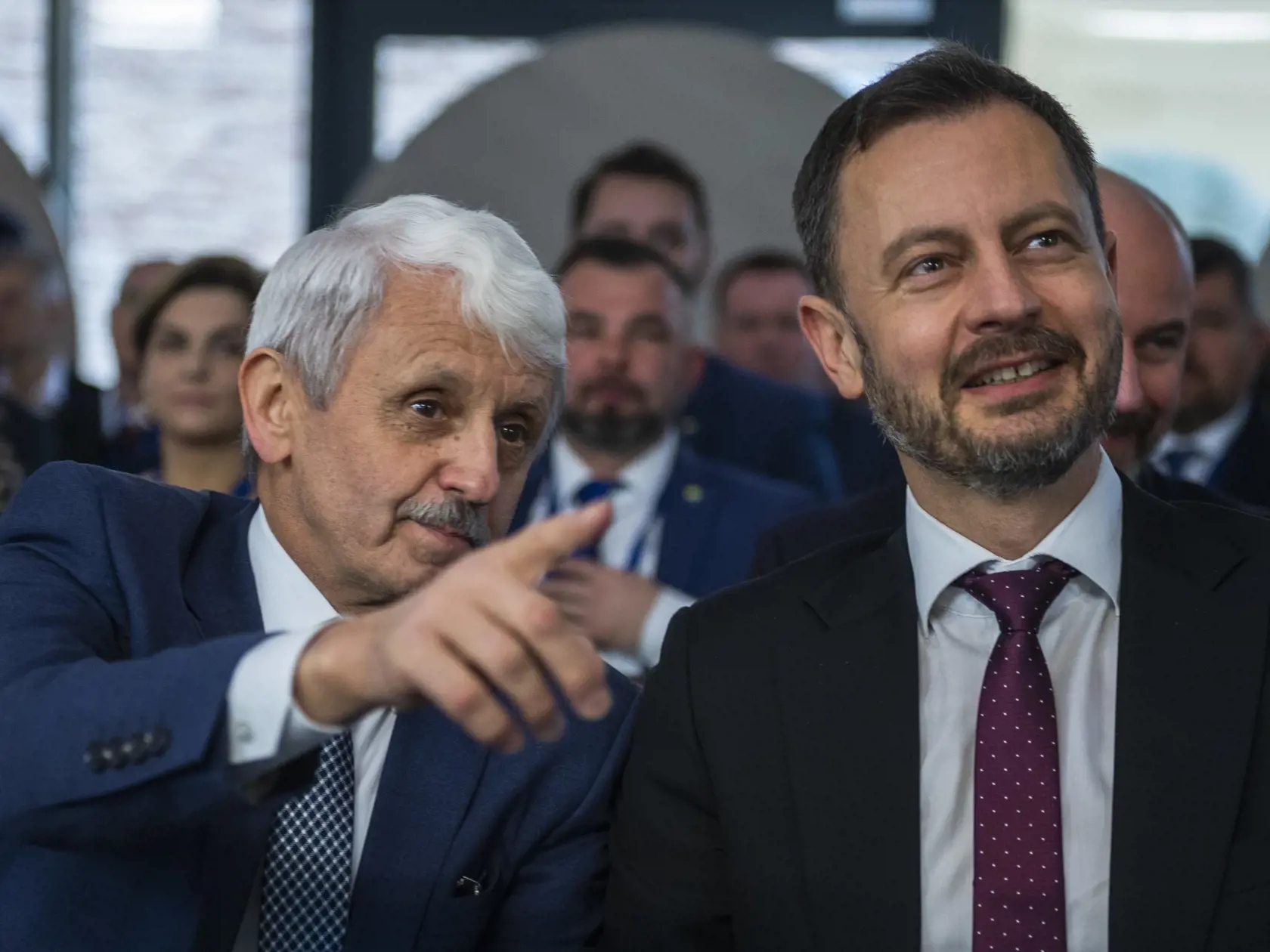 „Heger či minister obrany Jaroslav Naď by takémuto zoskupeniu mohli priniesť len percentá navyše. No je otázne, či sa náhodou Dzurinda nevidel ako líder tohto zoskupenia,“ uzatvára.
