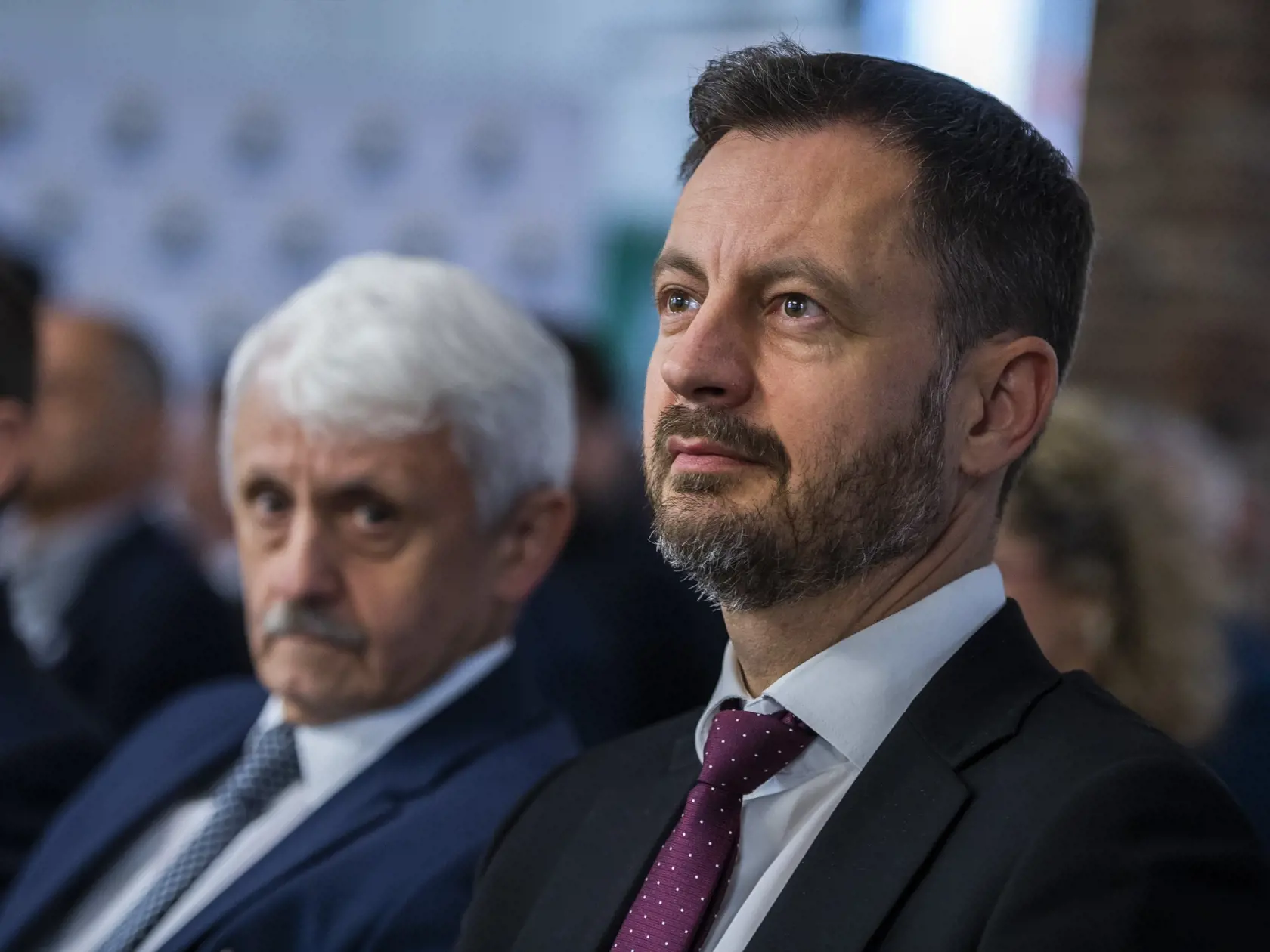 Na snímke zľava Mikuláš Dzurinda a predseda vlády SR Eduard Heger (OĽANO) počas snemu strany  Spolu - občianska demokracia k zhodnoteniu komunálnych a regionálnych volieb. Stratégia strany pre parlamentné voľby. V Senci 10. decembra 2022. FOTO TASR - Jaroslav Novák