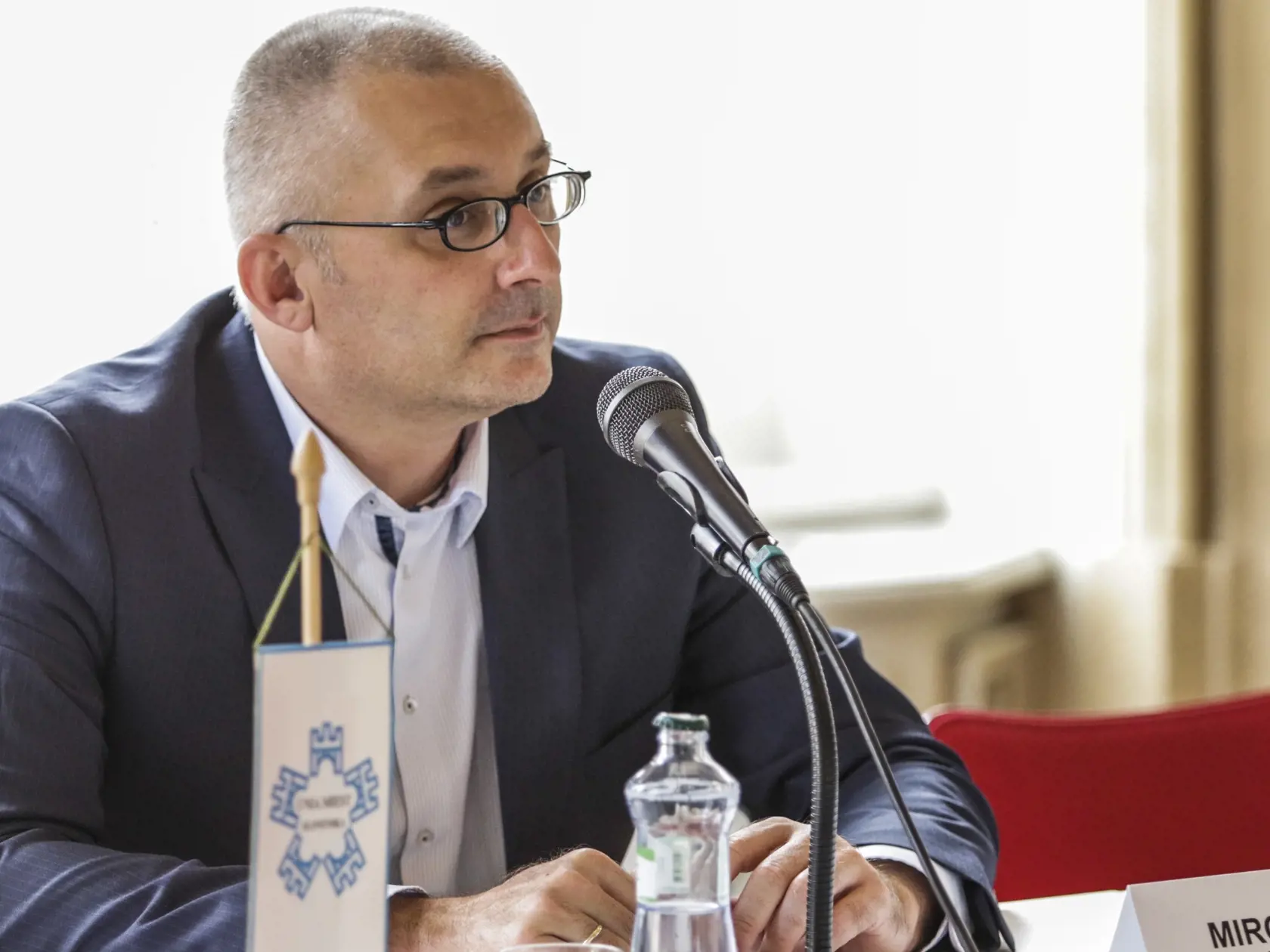„Treba sa pýtať Dzurindu. My sme nič nepozastavili, ideme presne podľa plánu, a teda že sme platformou pre širšie spájanie. Komunikujeme s ďalšími a chystáme snem,“ vysvetlil.