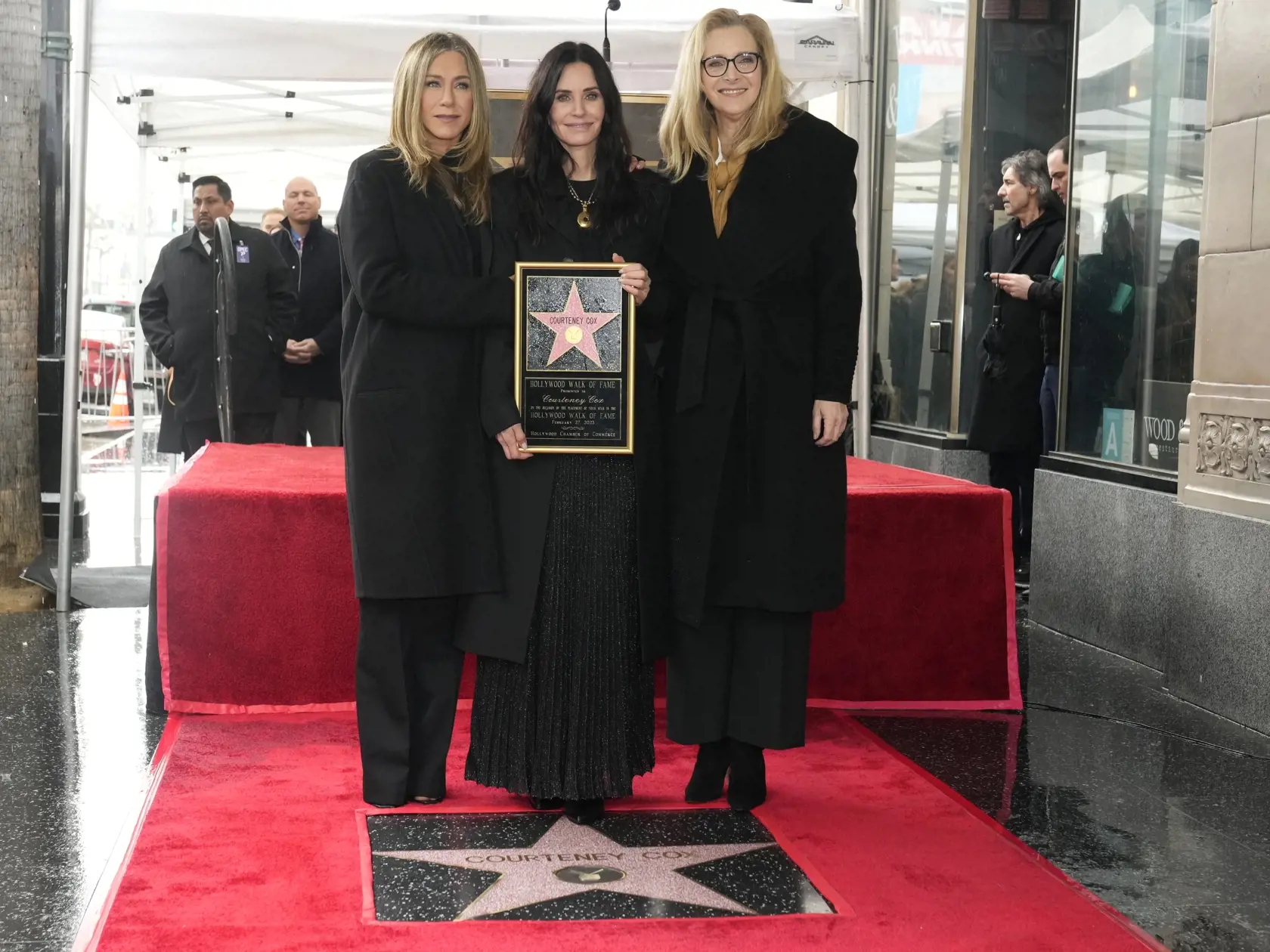 Americká herečka Courteney Coxová (uprostred) pózuje počas udelenia jej hviezdy na holywoodskom Chodníku slávy, vľavo Jennifer Anistonová a vpravo Lisa Kudrowová v Los Angeles 27. februára 2023. FOTO TASR/AP