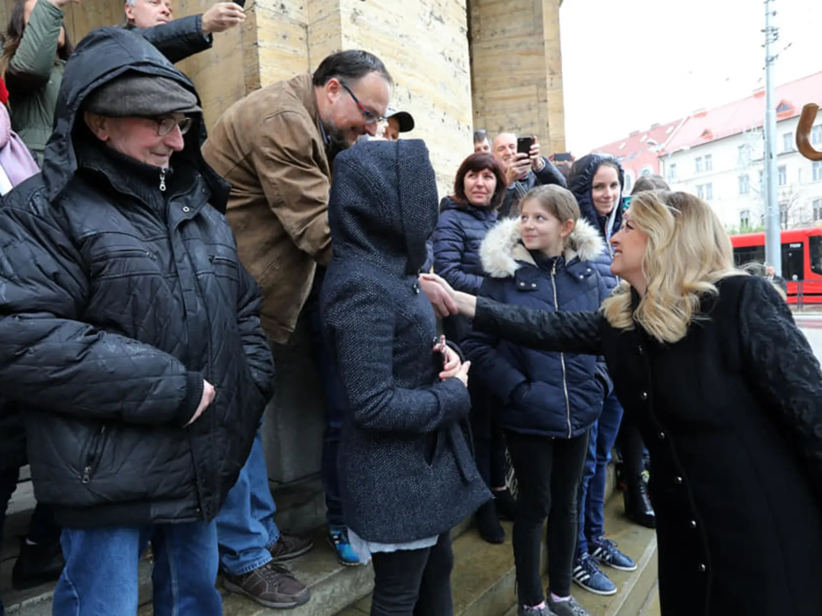 Zuzana Čaputová sa stretla s prezidentom Českej republiky Milošom Zemanom. Popri tom sa pozdravila s jej fanúšikmi.