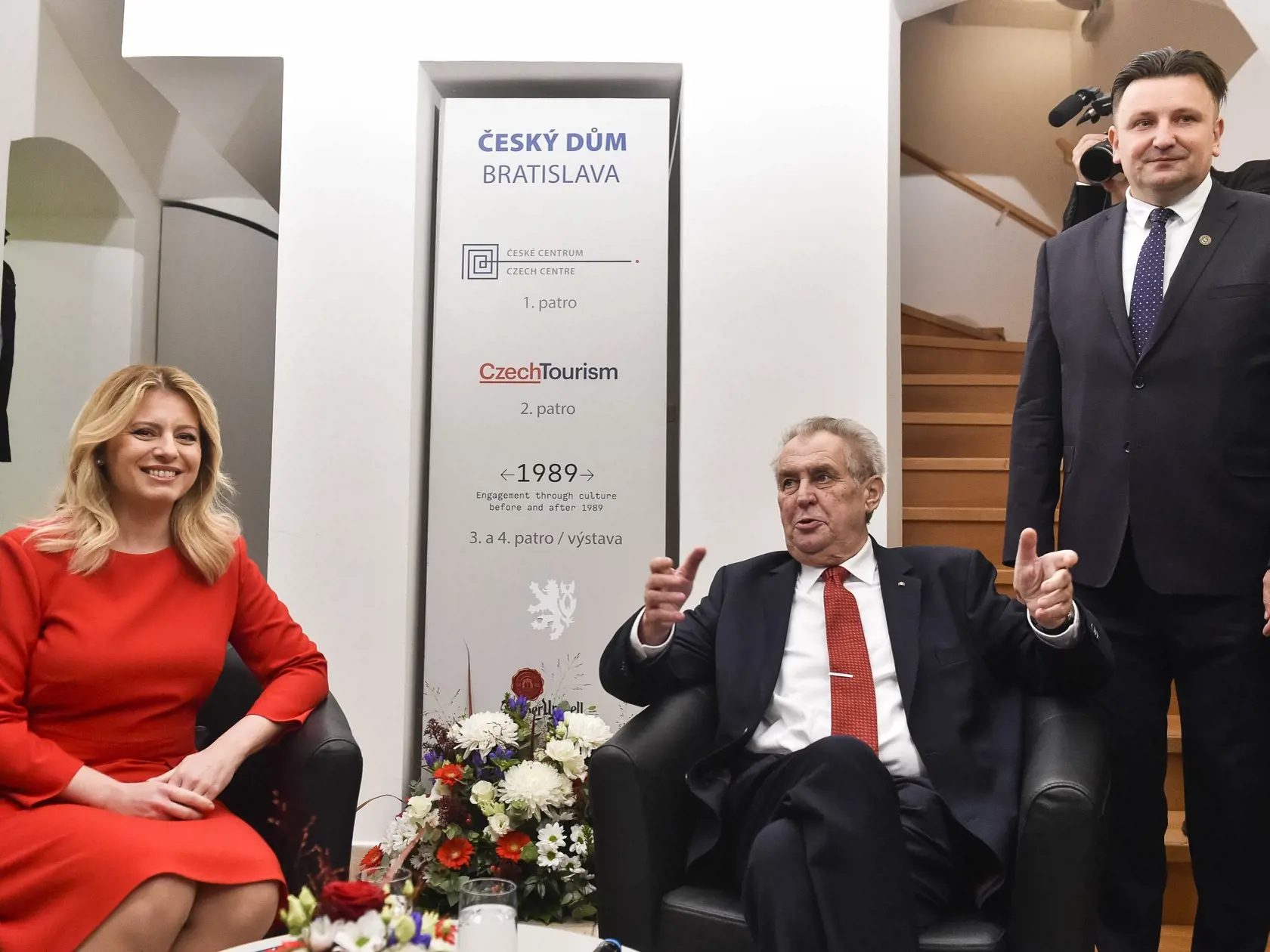 Prezidentka SR Zuzana Čaputová, prezident ČR Miloš Zeman a veľvyslanec Českej republiky na Slovensku Tomáš Tuhý počas otvorenia Českého domu v Bratislave 16. novembra 2019.