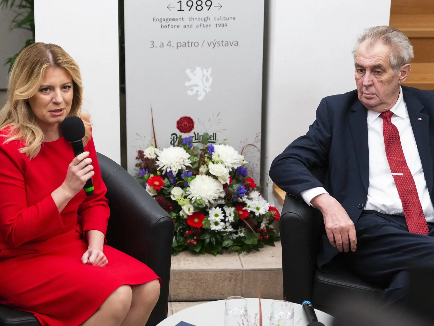 Miloš Zeman:  Bol som vtedy na Národnej triede aj na tribúnach. Revolúciu si uctím tichou spomienkou, čo je oveľa vzácnejšie ako vzletné slová, veľké prejavy a hlasné burácanie.