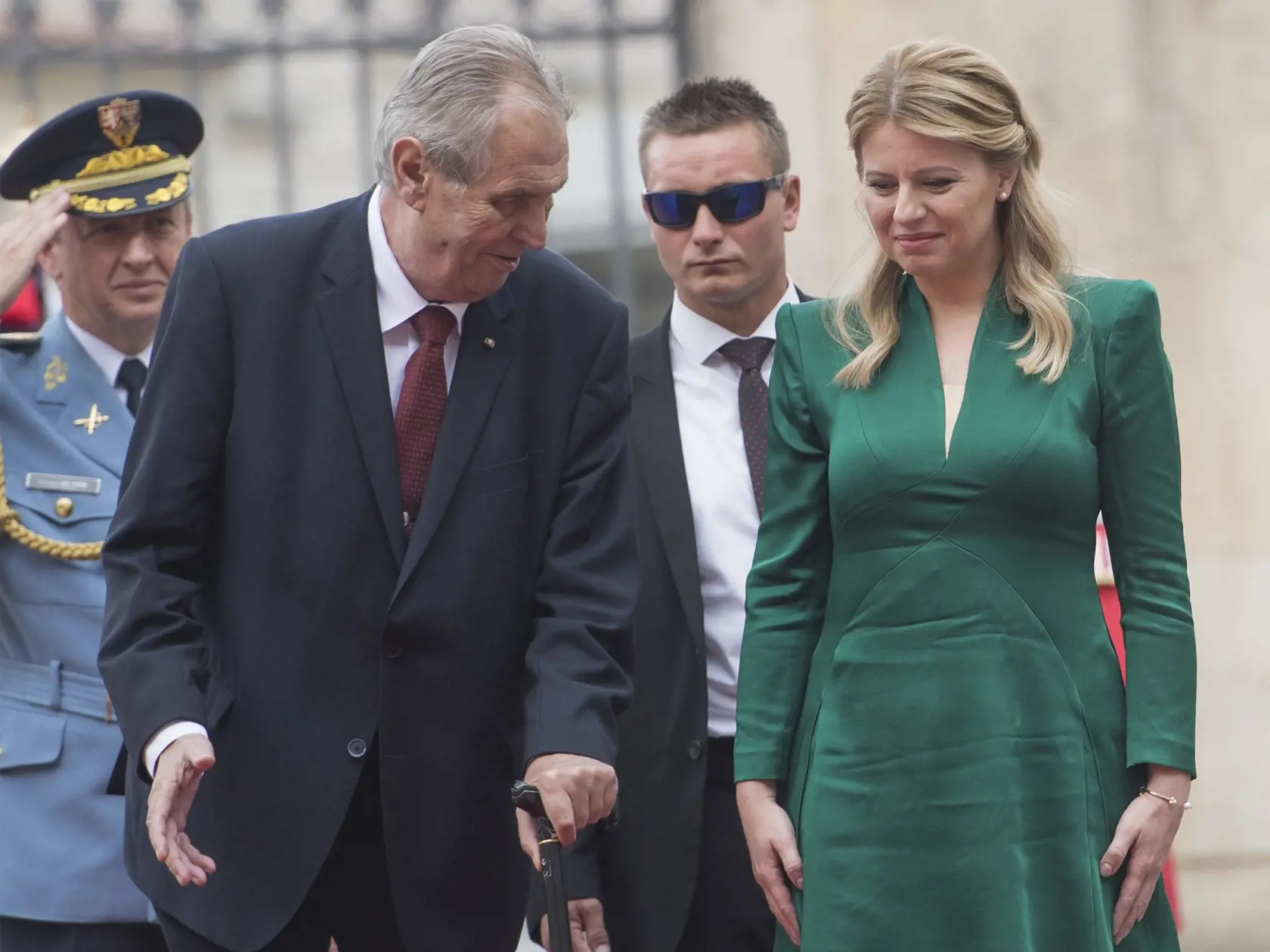 Český prezident Miloš Zeman podstúpil operáciu ruky po tom, ako si ju v utorok zlomil.