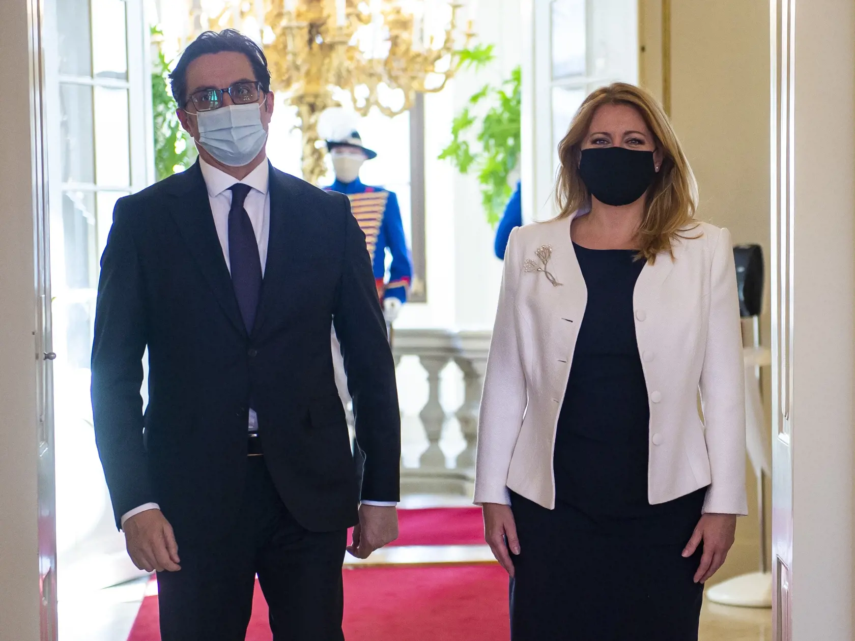 Prezidentka SR Zuzana Čaputová a prezident Severného Macedónska Stevo Pendarovski počas prijatia v Prezidentskom paláci 8. októbra 2020 v Bratislave.