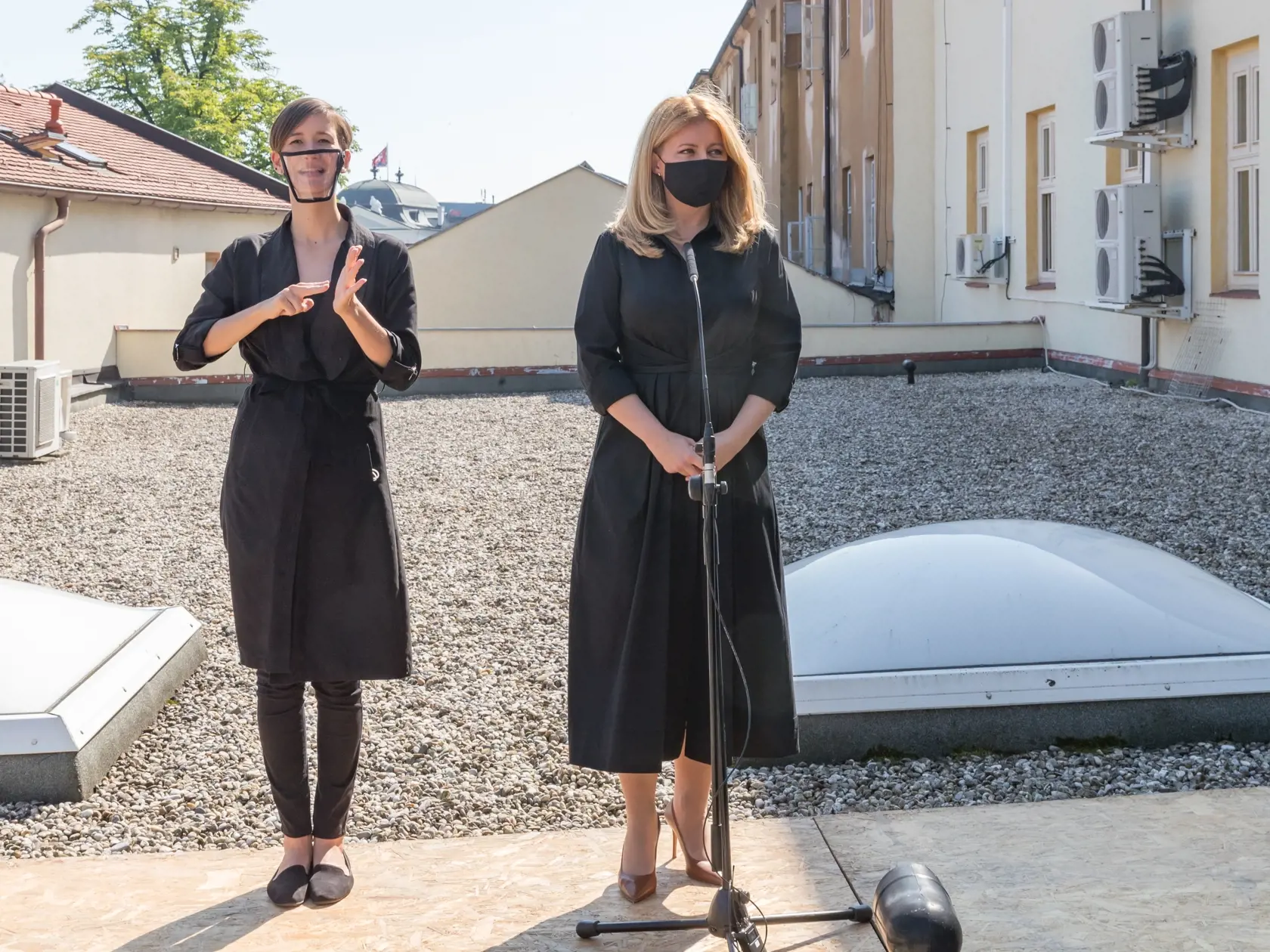 Prezidentka Slovenskej Republiky Zuzana Čaputová počas brífingu na streche Karáčoniho paláca v Bratislave predstavila víziu svojej kancelárie, ktorá by v budúcnosti mala smerovať k eliminácii uhlíkovej stopy.