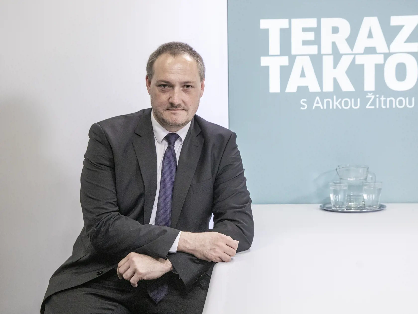 JUDr. Eduard Burda priznal, že premiér by sa nemal vyjadrovať k sudcom, lenže iní politici zase kritizujú verejne generálneho prokurátora.