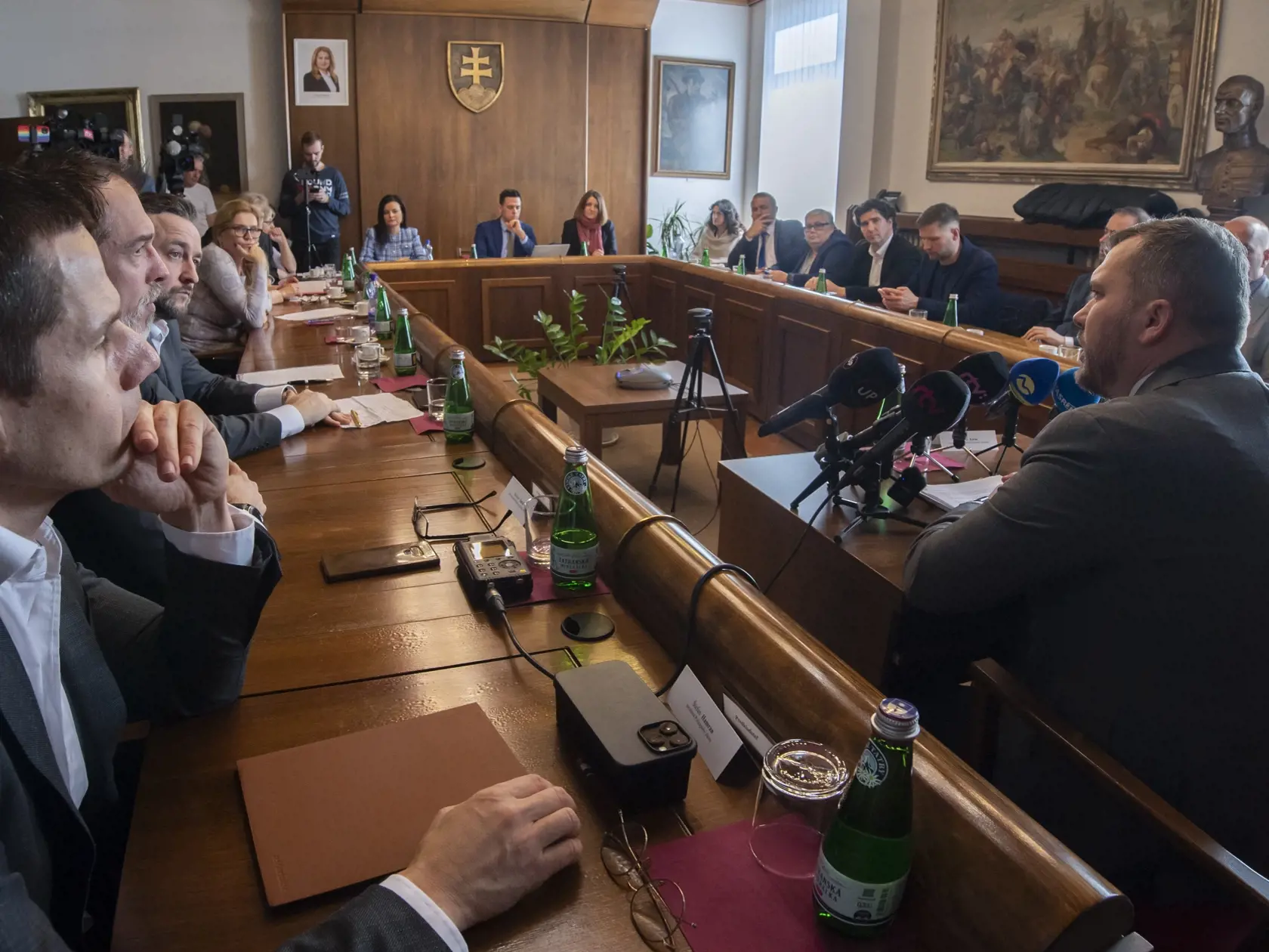 V parlamente SR sa konalo mimoriadne zasadnutie Výboru Národnej rady (NR) SR pre kultúru a médiá na tému "Verbálne ataky voči novinárom a ochrana novinárov".