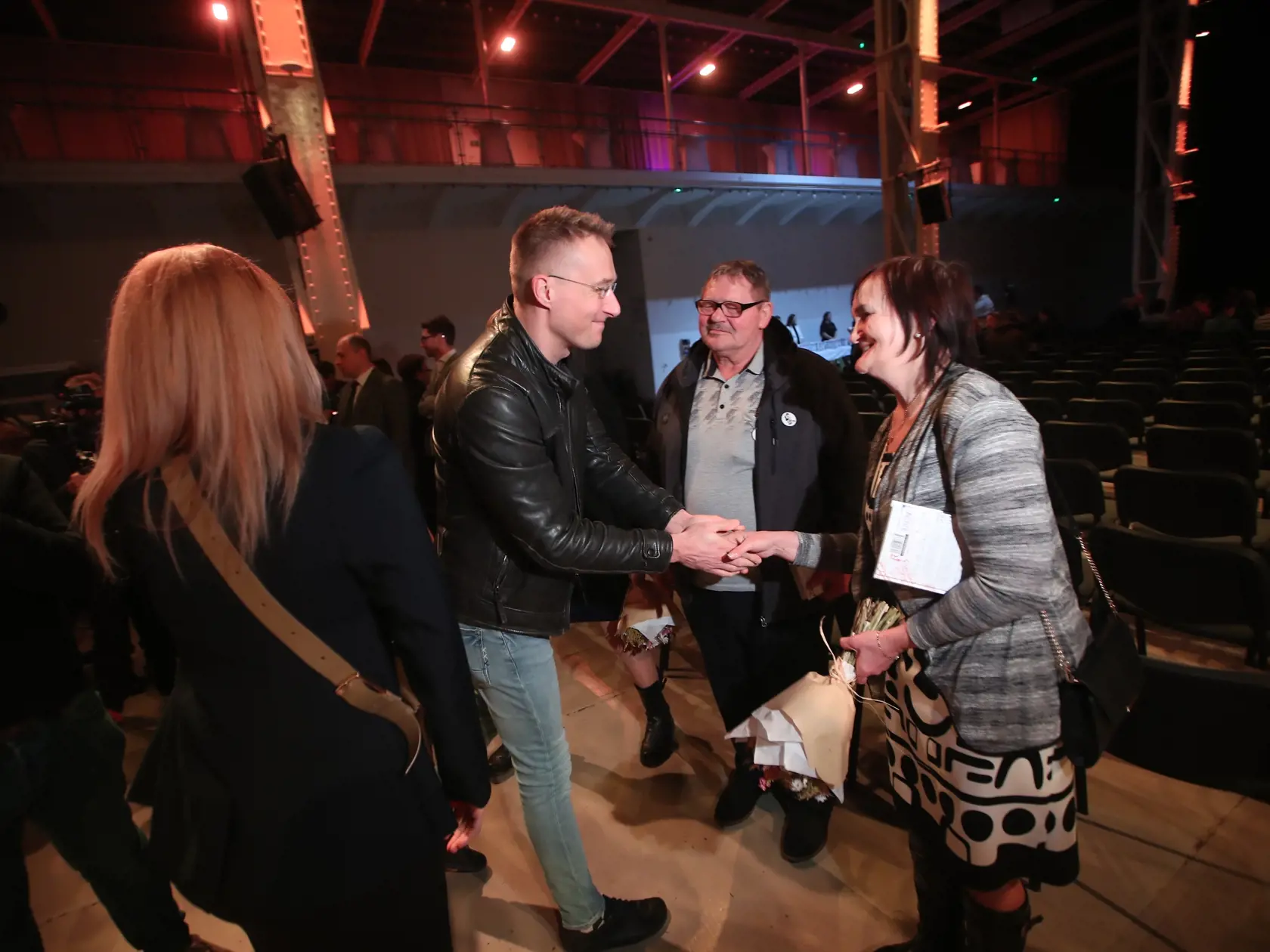 Moderátori Zuzana Kovačič Hanzelová a Michal Kovačič s kolegami a rodičmi Jána Kuciaka.