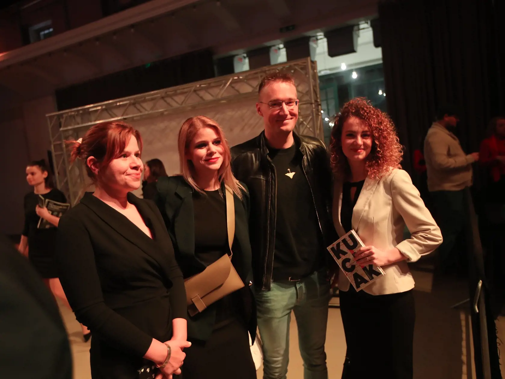 Moderátori Zuzana Kovačič Hanzelová a Michal Kovačič s kolegami a rodičmi Jána Kuciaka.