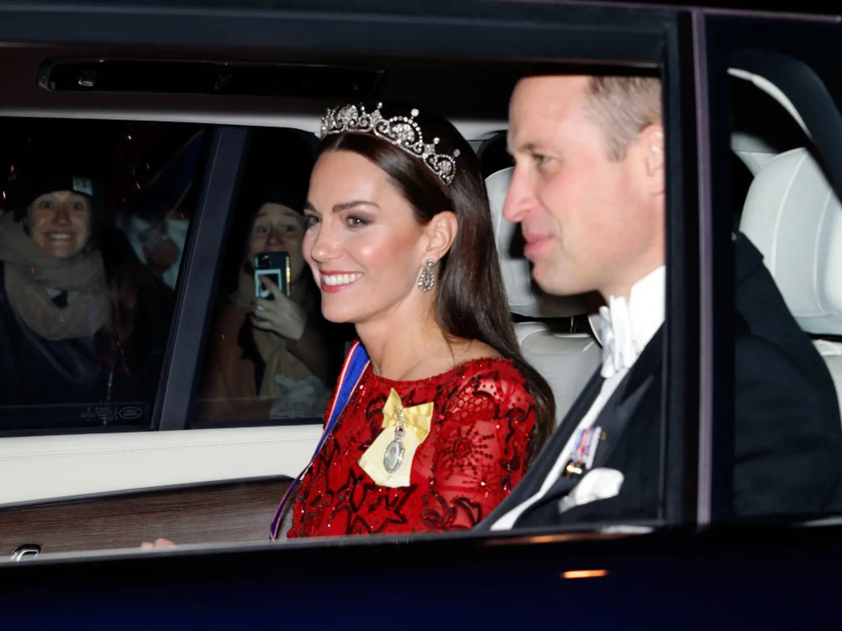 Princezná Kate žiarila v rubínových šatách.