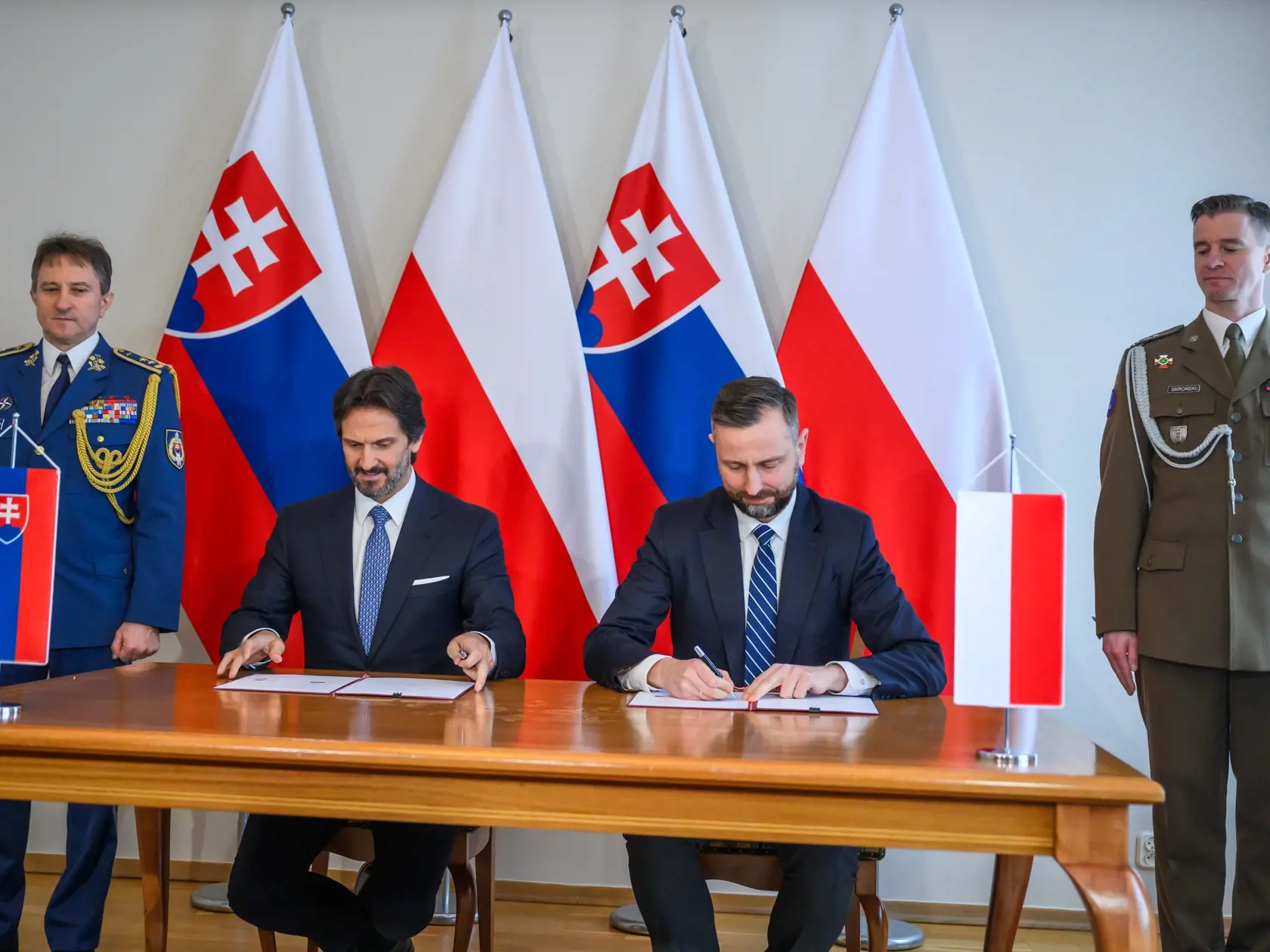 Na snímke druhý zľava vicepremiér a minister obrany SR Robert Kaliňák (Smer-SD) počas podpisu predbežnej dohody o spolupráci pri dodávkach munície pre poľskú armádu po stretnutia s poľským rezortným kolegom Wladyslawom Kosiniakom-Kamyszom  (tretí zľava) vo Varšave 24. februára 2025. FOTO TASR - Jaroslav Novák