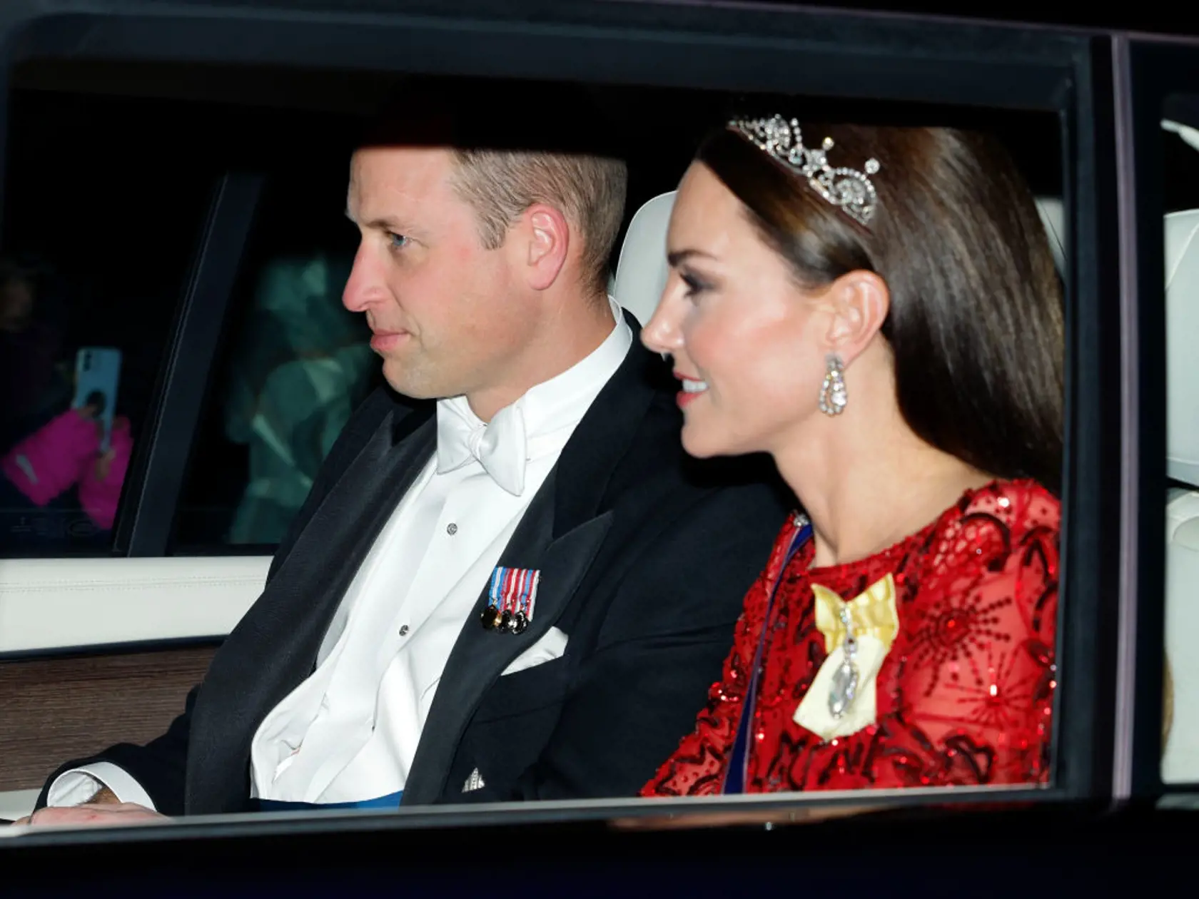 Princezná Kate žiarila v rubínových šatách.