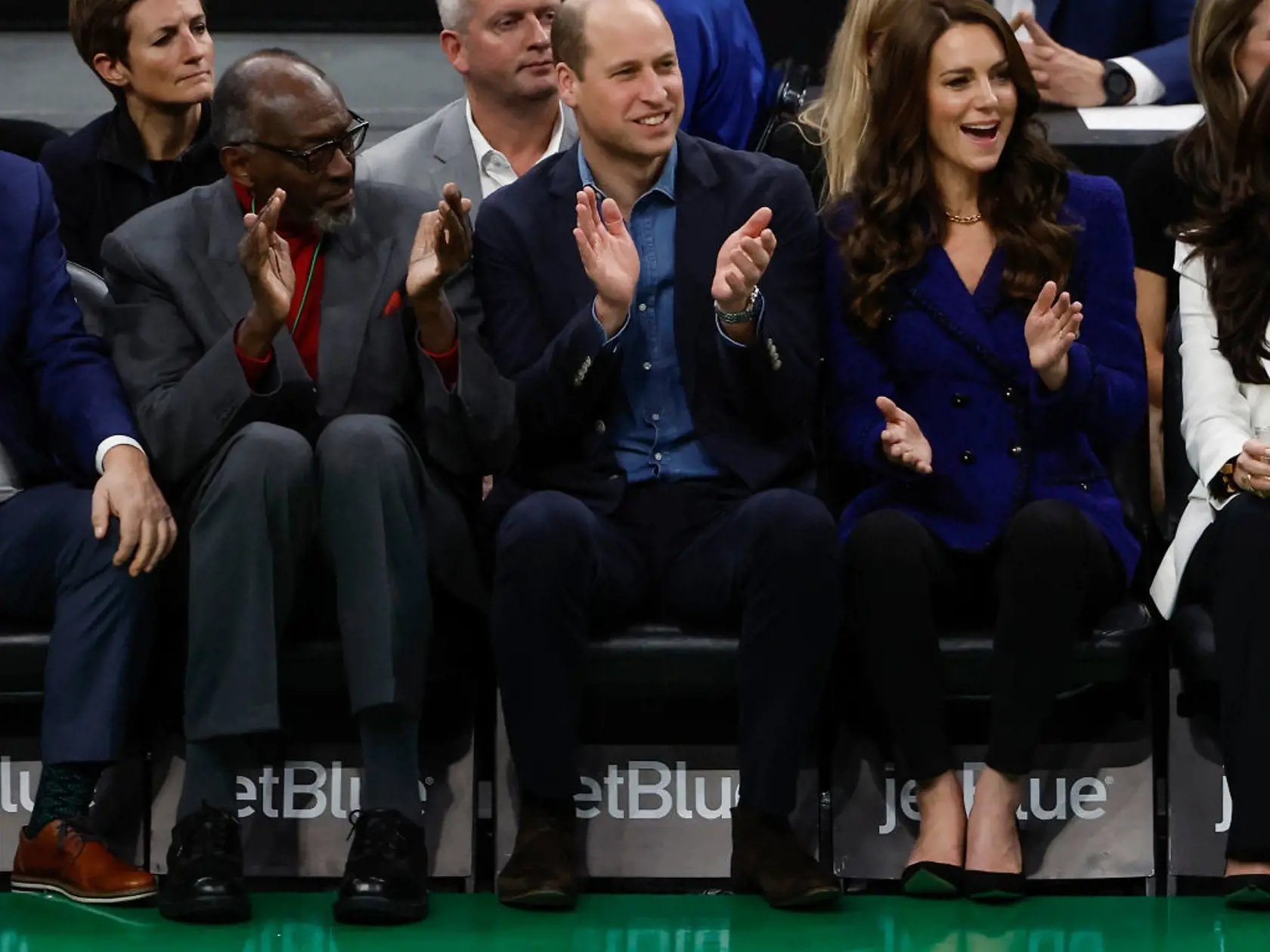 Princ William a princezná Kate sa na zápase NBA dobre bavili.