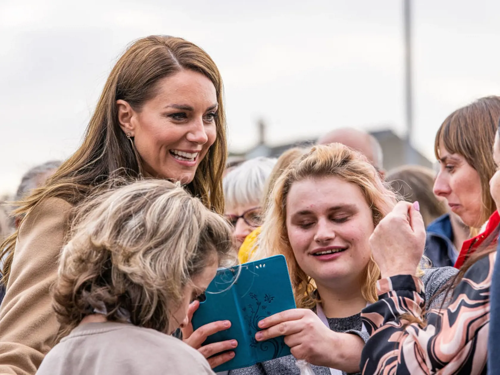Princezná Kate oslnila v elegantnom outfite v prírodných tónoch.
