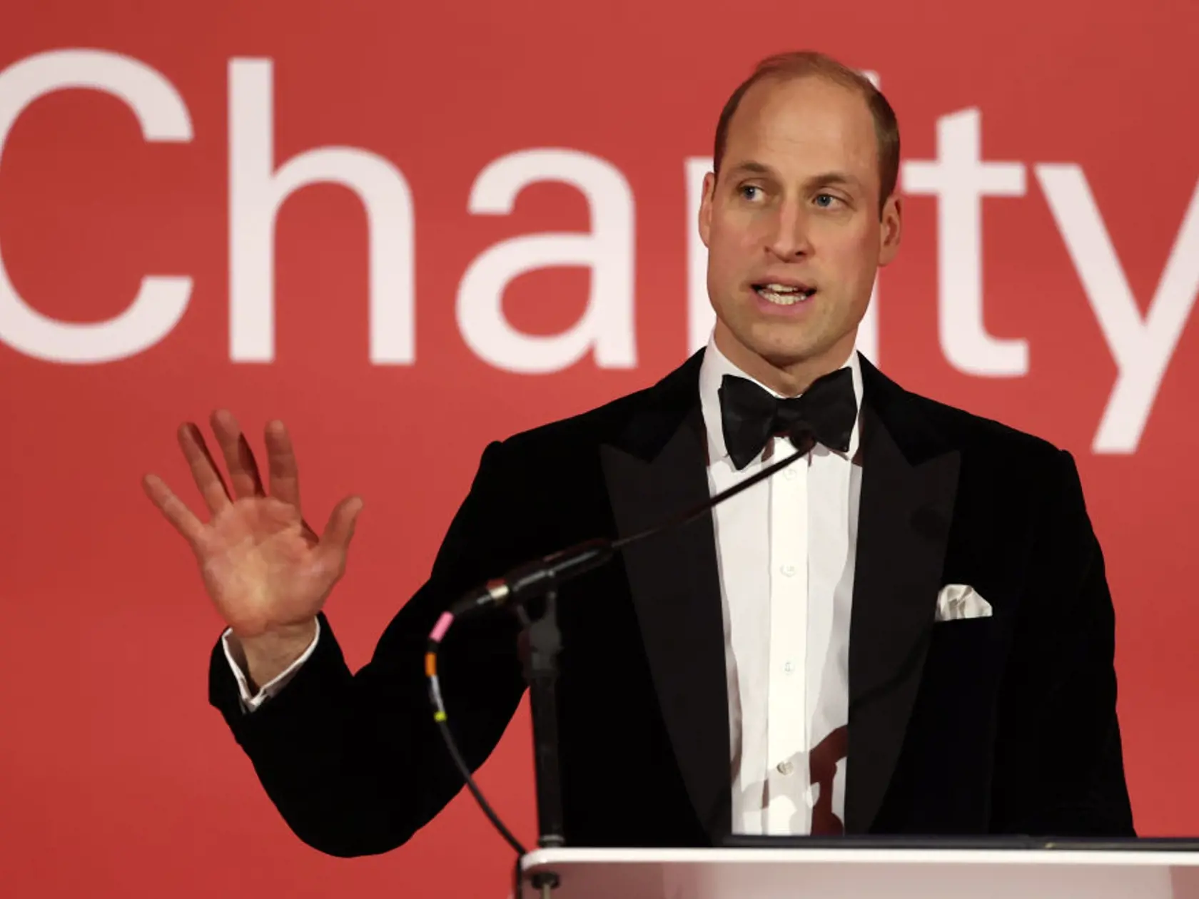 Princ William na slávnostnej večeri. Váži si veľký záujem verejnosti o zdravie kráľa aj princeznej Kate.