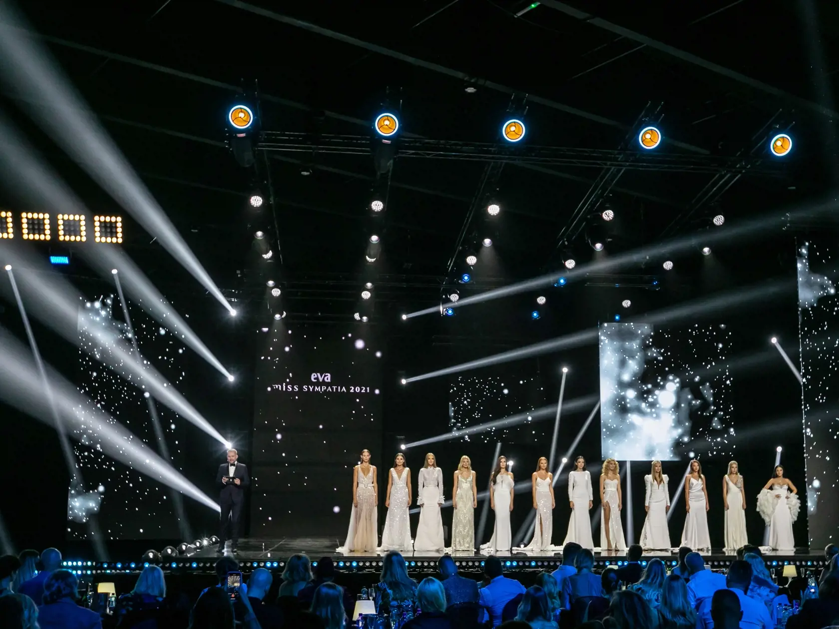 Na snímke je 12 finalistiek počas finále Miss Slovensko 2021.  