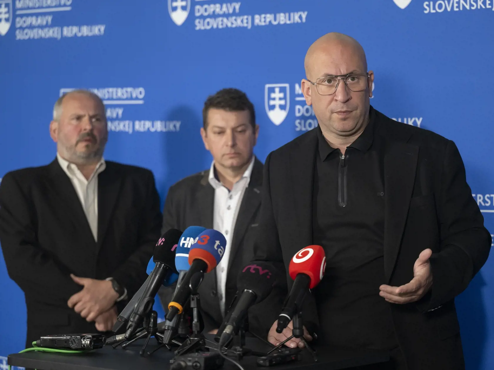 Na snímke zľava štátny tajomník MD SR Igor Choma, starosta Strečna Dušan Štadáni a minister dopravy SR Jozef Ráž (nominant Smer-SD) počas tlačovej konferencie na tému "Aktuálna situácia pod Strečnom a urýchlenie výstavby tunela Višňové" 19. apríla 2024 v Bratislave. FOTO TASR - Martin Baumann