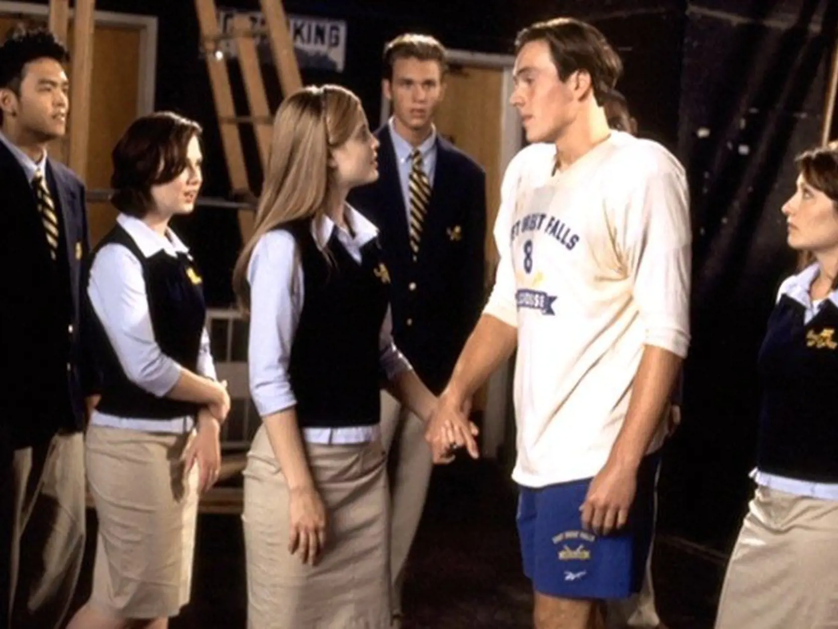Mena Suvari (tretia zľava) v prvej časti Prcičiek v roku 1999.