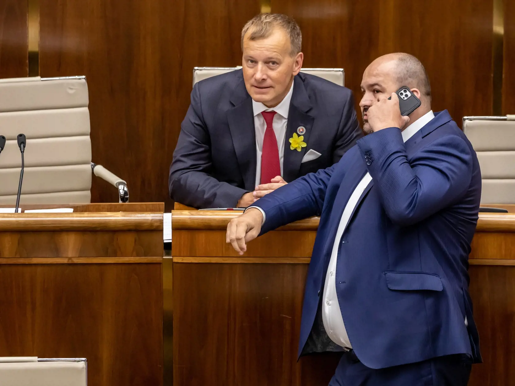 Na snímke je Boris Kollár a Peter Pčolinský počas 65. schôdze parlamentu.