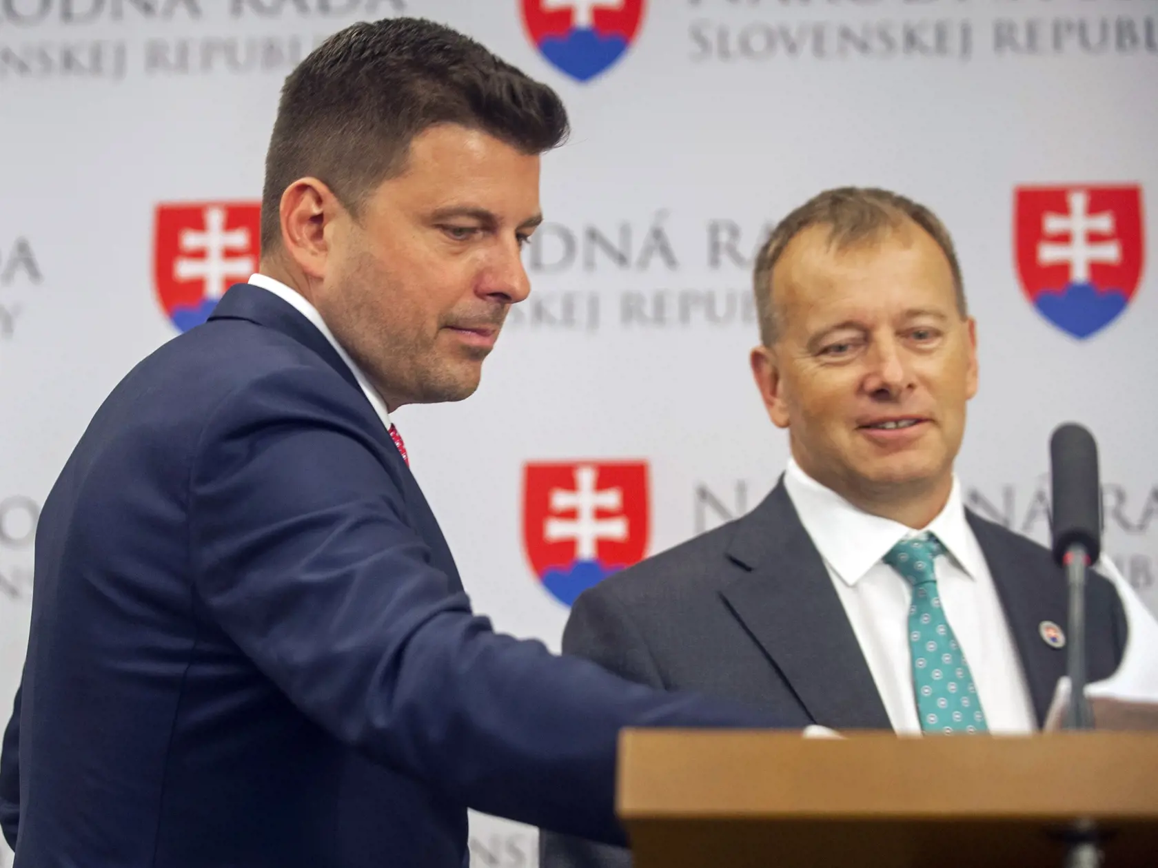 „Jemu je jedno, komu sa ako nevesta podsunie, hlavne že tá nevesta bude dobre vyplatená,“ konštatoval Koziak. Kollár je navyše podľa odborníka v mnohom veľmi podobný Ficovi.