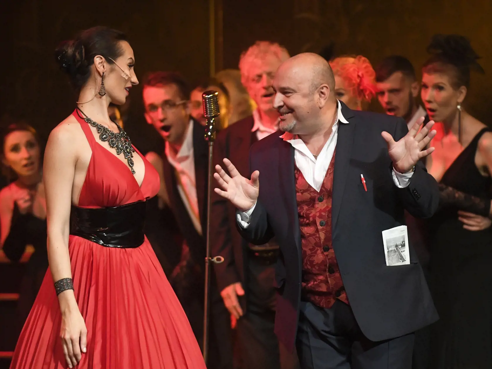 Skúška džezovej operety Vojvodkyňa z Chicaga od skladateľa Emmericha Kálmána, ktorú uvedie opera Štátneho divadla Košice. Na snímke vľavo Eva Bodorová - Mary a Tomáš Beličák - divadelný kritik. V Košiciach, 6. júla 2021. FOTO TASR – František Iván