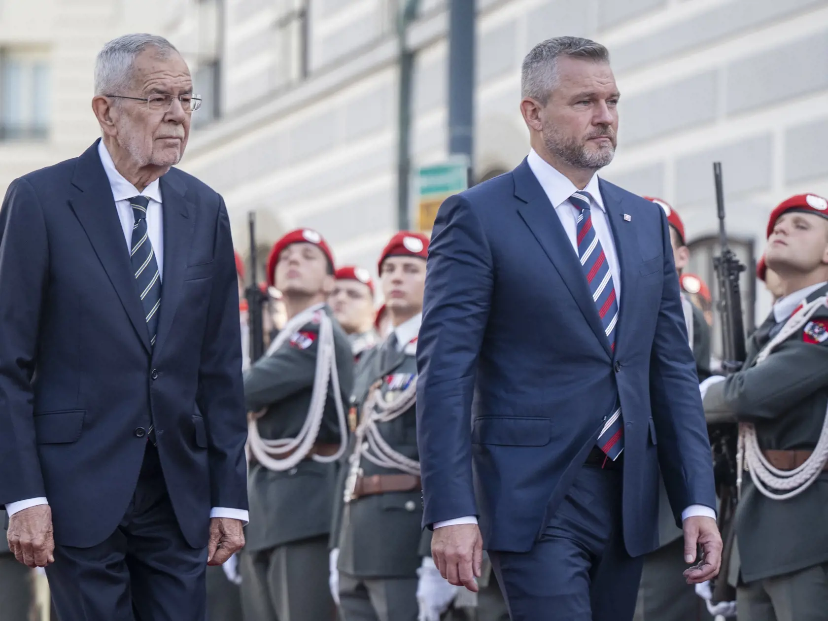 Na snímke zľava rakúsky spolkový prezident Alexander Van der Bellen a prezident SR Peter Pellegrini počas uvítacieho ceremoniálu v rámci návštevy slovenskej hlavy štátu vo Viedni 11. septembra 2024.