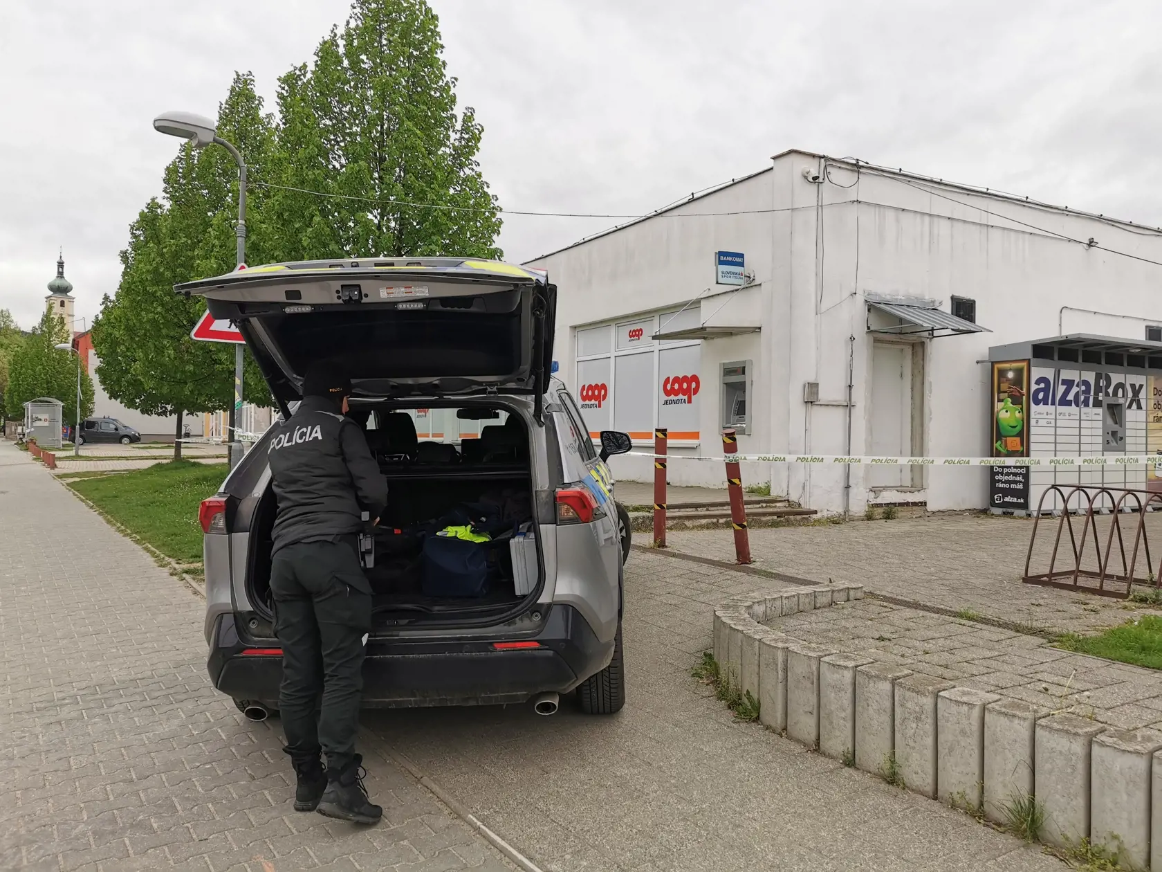Polícia brala z bankomatu pachové stopy.