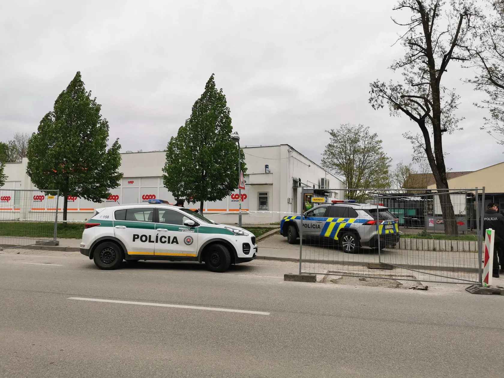 Bankomat sa nachádza pri frekventovanej hlavnej ceste v Čachticiach.