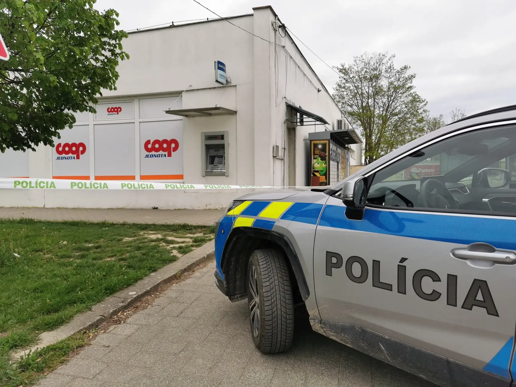 Páchatelia si vyhliadli bankomat, ktorý sa nachádza z vonkajšej strany budovy miestnych potravín pri frekventovanej hlavnej ceste.