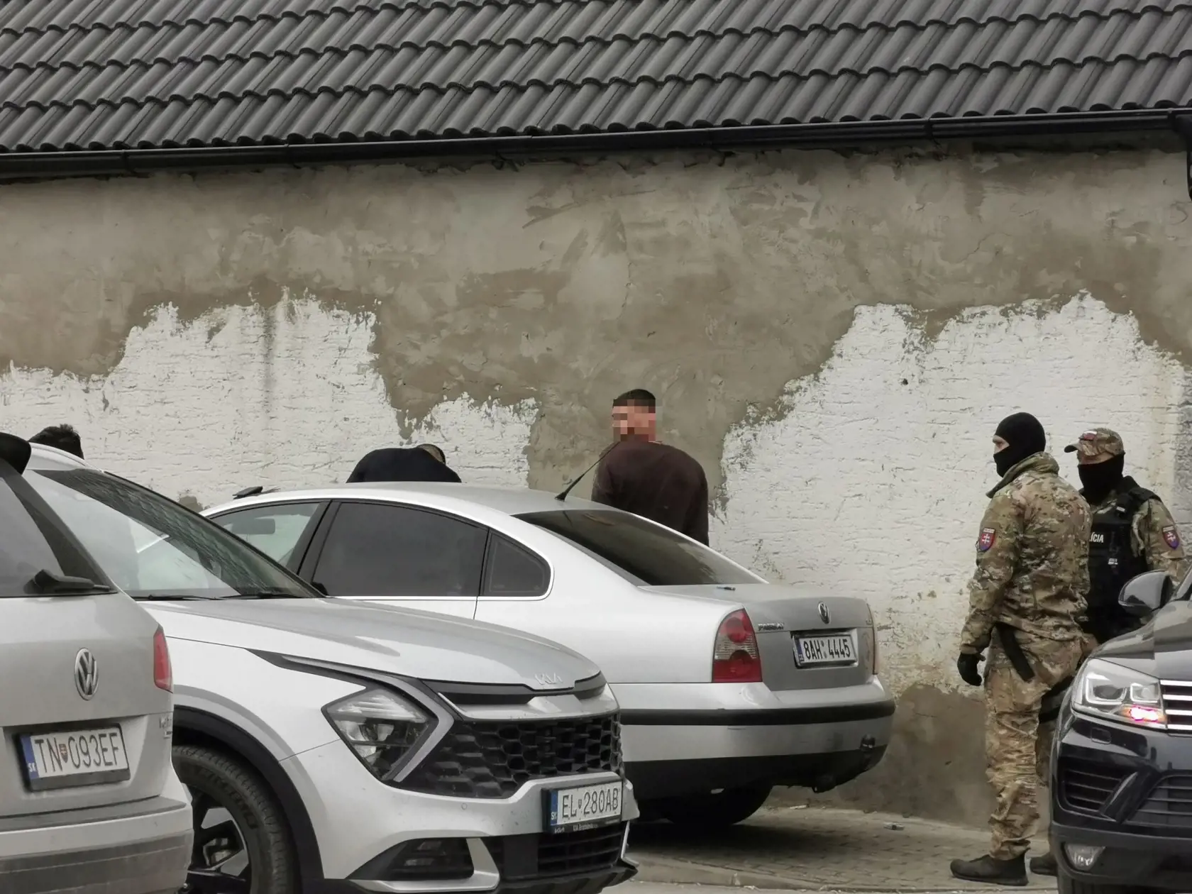 Pri miestnej škole mali kukláči pritlačených o múr dvoch mladých mužov.