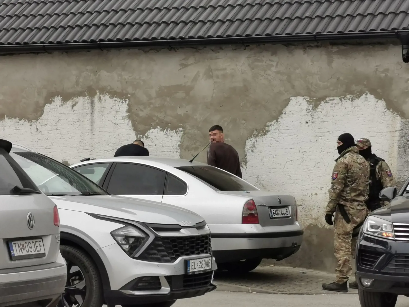 Policajti zakrátko zlapali dvoch podozrivých mladých mužov.