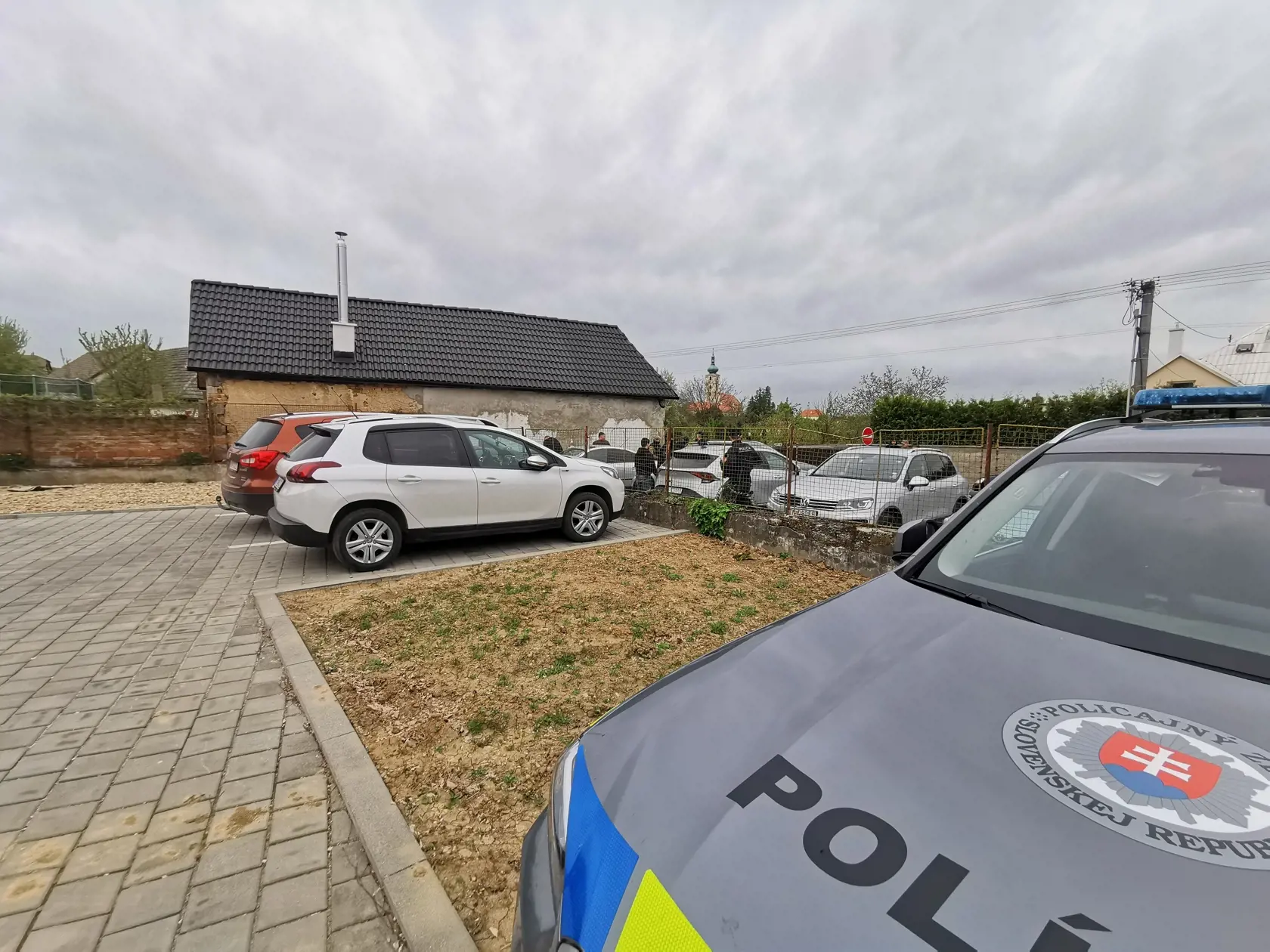 Policajti boli na mieste aj so psovodom.