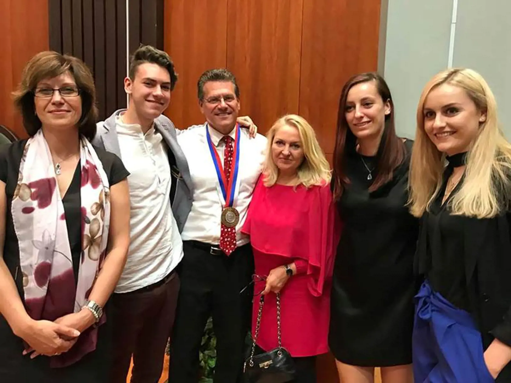 Rodina spolu: Eurokomisárova manželka Helena má svoj „klon“ v mladšej dcére Martine, otcovu podobu nezaprie syn Maroš.