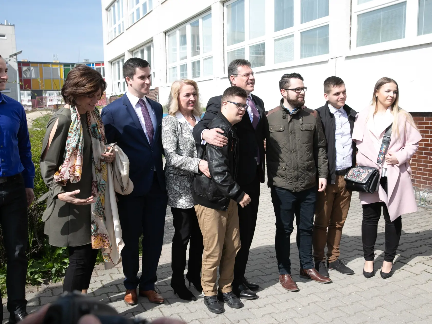 Druhé kolo prezidentských volieb na fotke Maroš Šefčovič s rodinou.