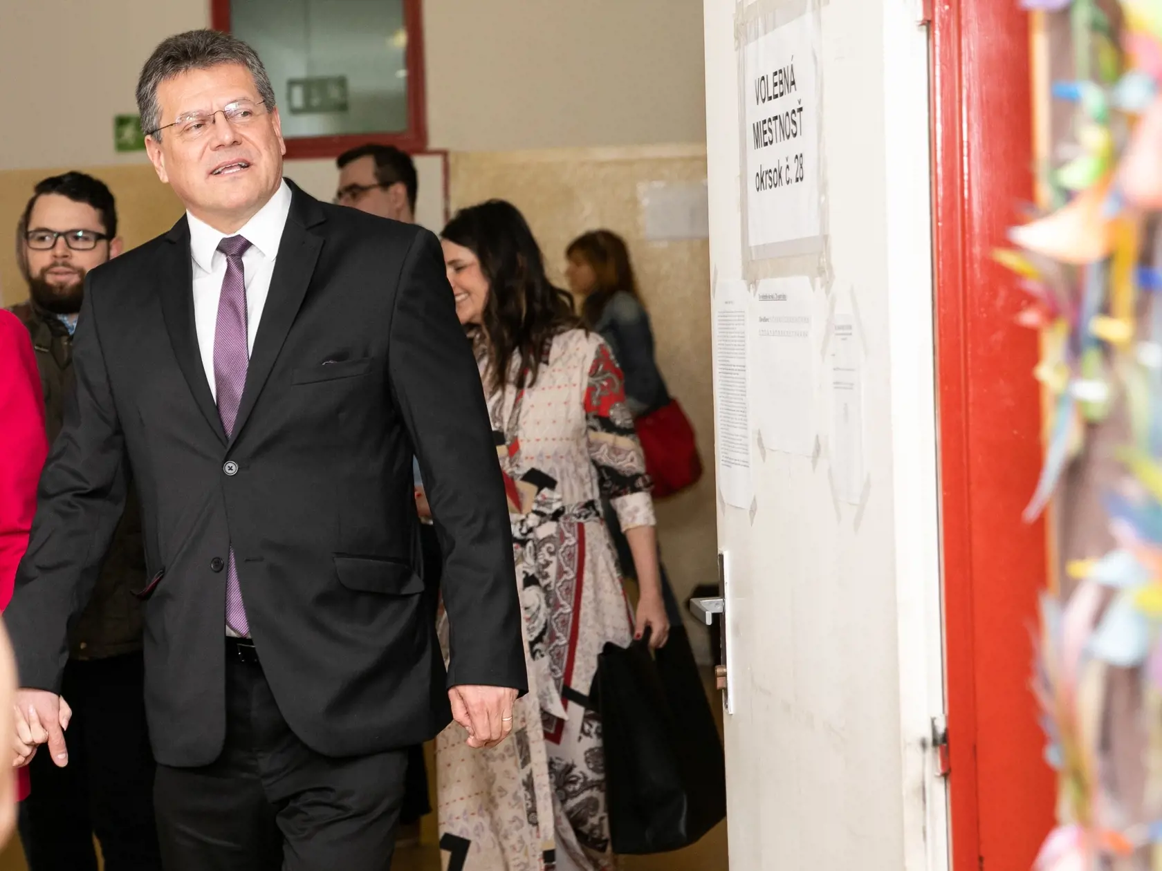 Druhé kolo prezidentských volieb na fotke Maroš Šefčovič s rodinou.