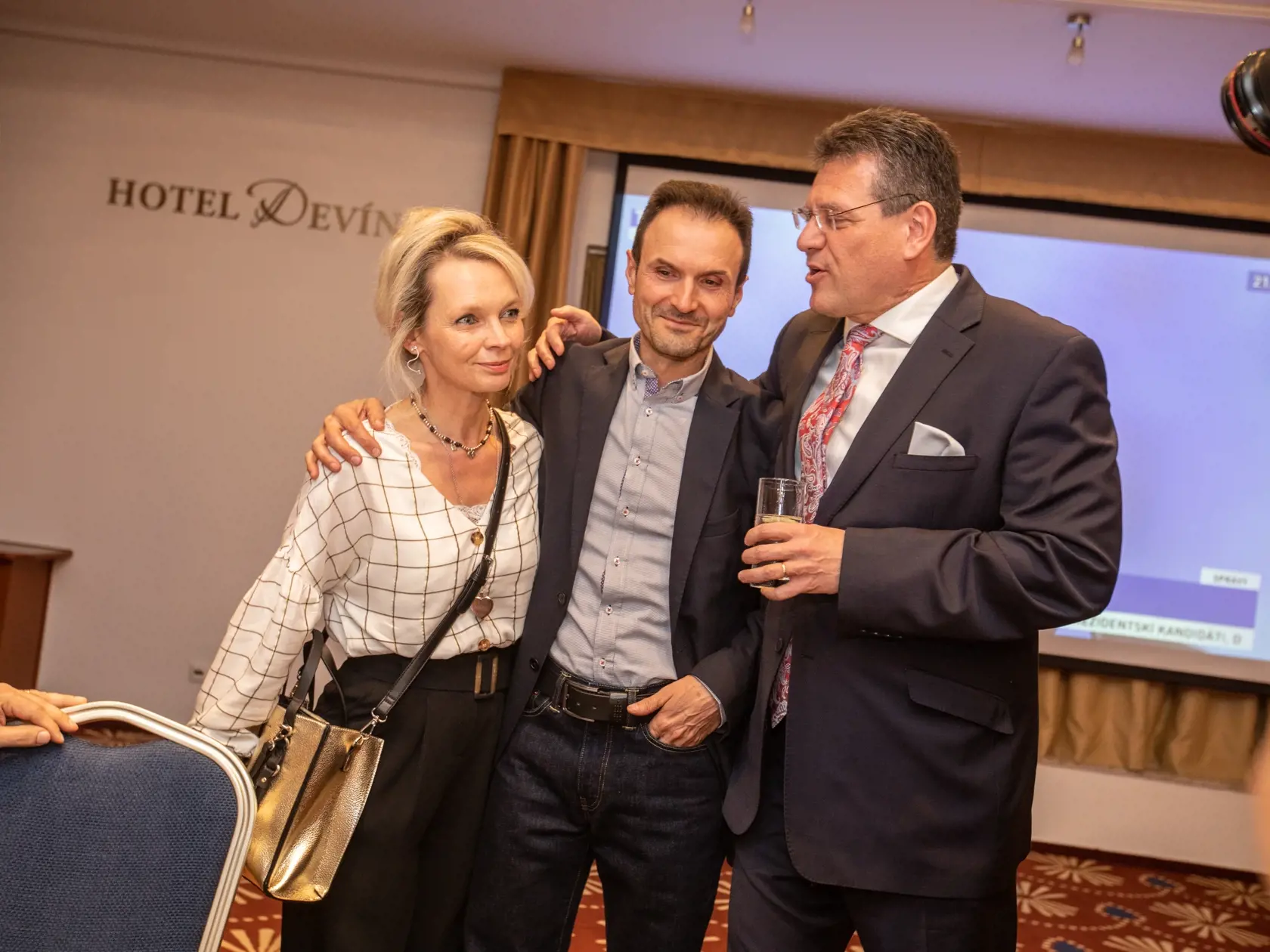 Volebná noc v centrále Maroša Šefčoviča 