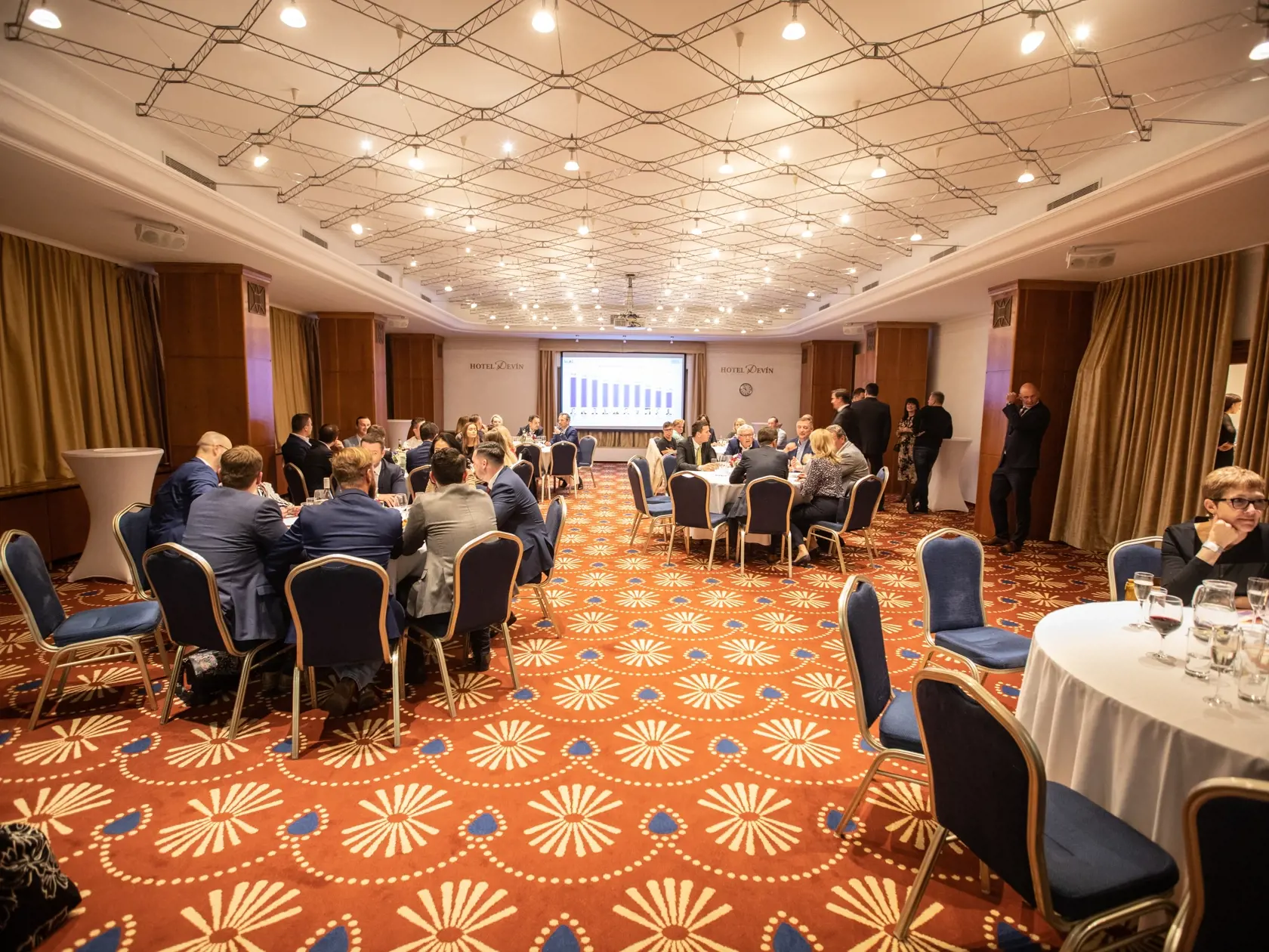 Volebná noc v centrále Maroša Šefčoviča 