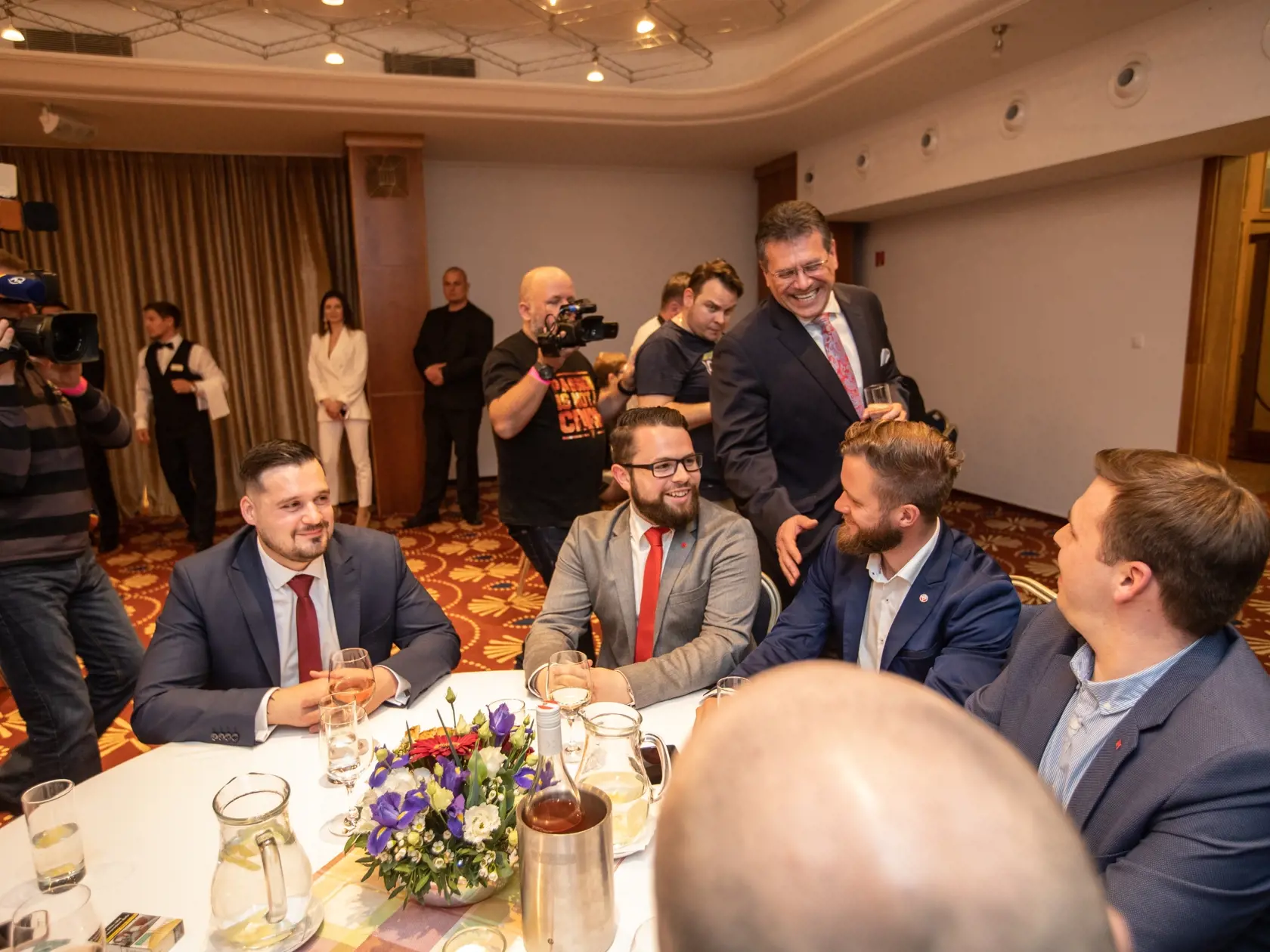 Volebná noc v centrále Maroša Šefčoviča 