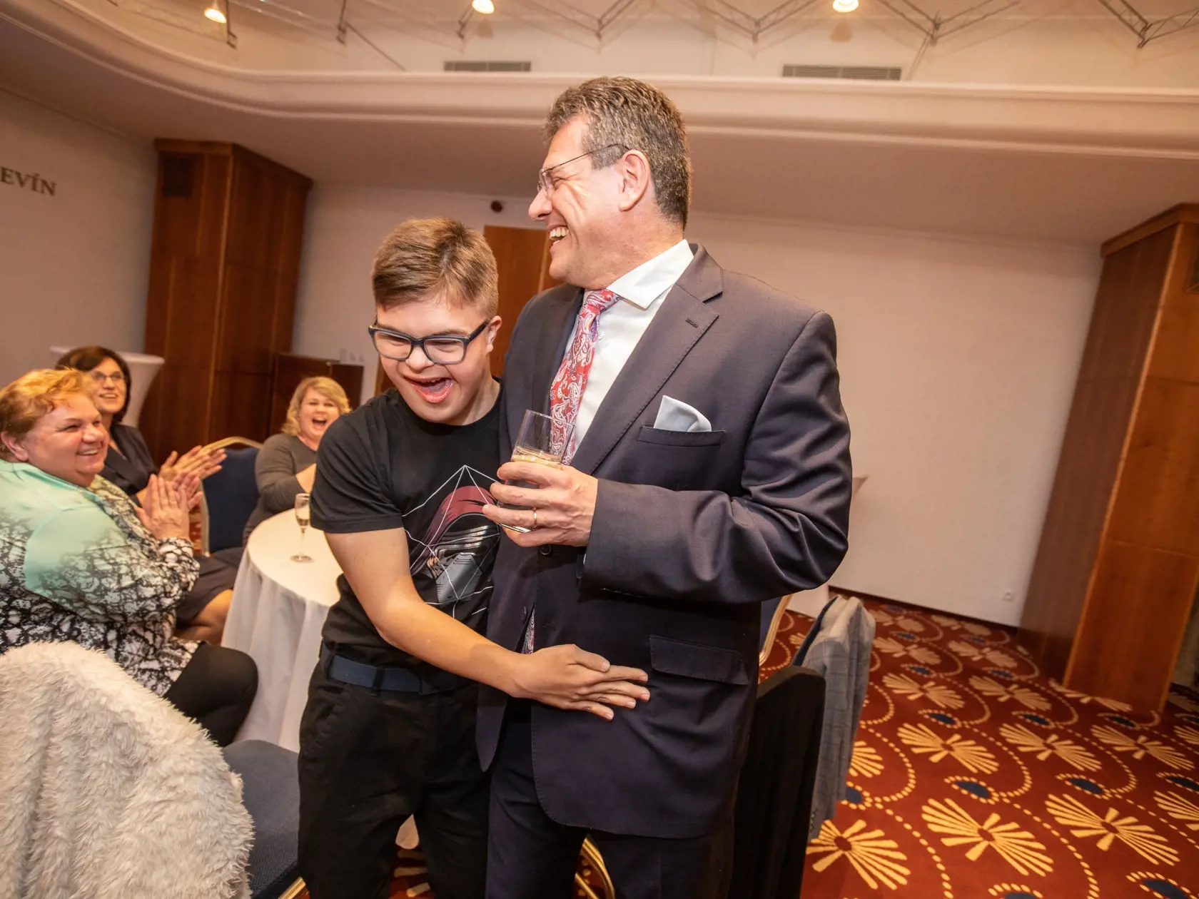 Volebná noc v centrále Maroša Šefčoviča 
