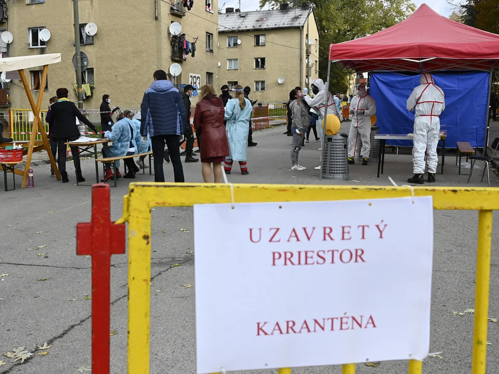 Testovanie obyvateľov na nový koronavírus 27. októbra 2020 v Bánovciach nad Bebravou. Obyvatelia bytoviek zostali od 22. októbra 2020 v karanténe po tom, čo sa v komunite objavili štyri prípady ochorenia. FOTO TASR - Radovan Stoklasa
