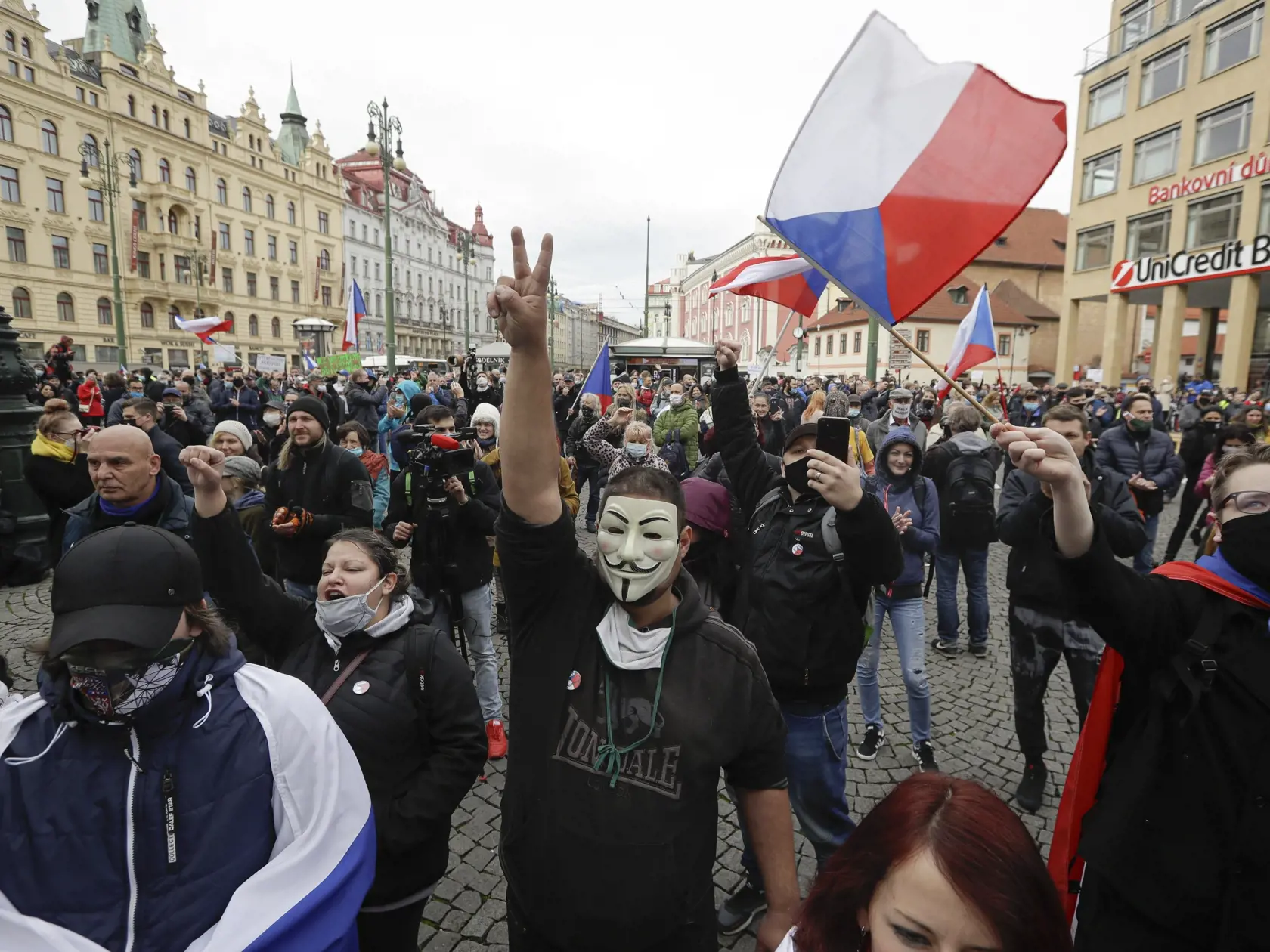 KK22 Praha - Demonštranti sa zhromažďujú protestu proti koronavírusovým opatreniam 28. októbra 2020 v Prahe. V Česku sa počet nakazených koronavírusom zvýšil za utorok o 15.663. Počet nových infikovaných sa tak po štyroch dňoch vrátil nad 15.000. Prípady nákazy sa napriek prísnym opatreniam nedarí výrazne znižovať. Denne zomrie okolo 100 ľudí s koronavírusom. FOTO TASR/AP
Demonstrators gather to protest the COVID-19 preventative measures downtown Prague, Czech Republic, Wednesday, Oct. 28, 2020.