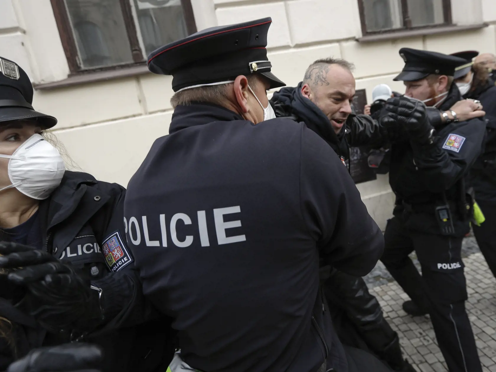 KK19 Praha  - Demonštranti v kolízii s políciou počas protestu proti koronavírusovým opatreniam 28. októbra 2020 v Prahe. V Česku sa počet nakazených koronavírusom zvýšil za utorok o 15.663. Počet nových infikovaných sa tak po štyroch dňoch vrátil nad 15.000. Prípady nákazy sa napriek prísnym opatreniam nedarí výrazne znižovať. Denne zomrie okolo 100 ľudí s koronavírusom. FOTO TASR/AP
Demonstrators scuffle with police while protesting the COVID-19 preventative measures downtown Prague, Czech Rep