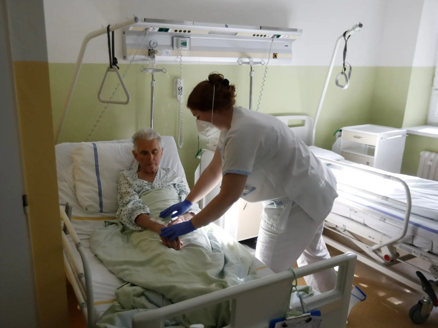 KK10 Kyjov - Na snímke študentka Karolína Repíková sa stará o pacienta v nemocnici v českom Kyjove vo štvrtok 22. októbra 2020. V Českej republike potvrdili za stredu (29.10) 12.977 nových prípadov nákazy koronavírusom SARS-CoV-2. Počet denných úmrtí klesol po týždni prvýkrát na dvojciferné číslo, vyplýva z najnovších údajov českého ministerstva zdravotníctva. FOTO TASR/AP
Karolina Repikova, a 22-year-old student at a vocational school, tends to a patient at a hospital in Kyjov, Czech Republic, 