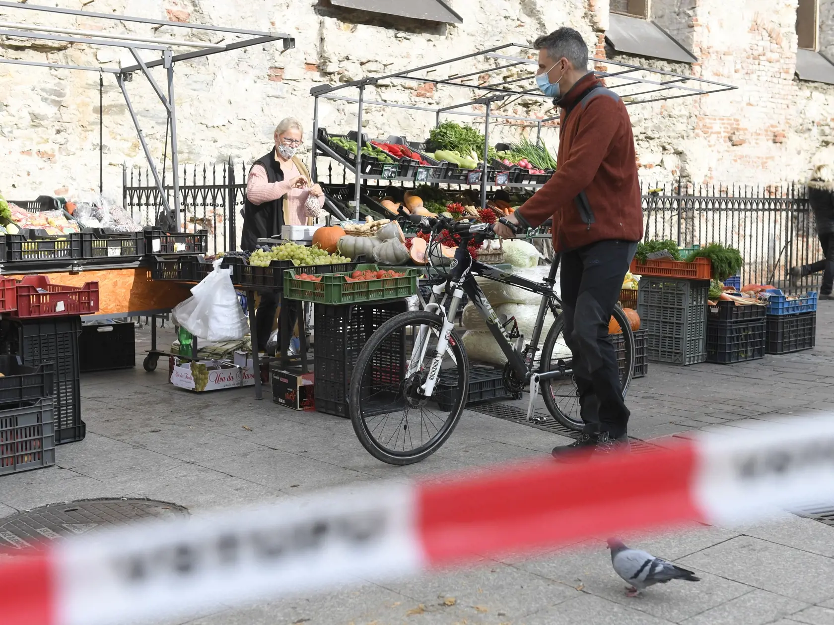 Na snímke trhovisko na Dominikánskom námestí v Košiciach 28. októbra 2020. FOTO TASR - František Iván