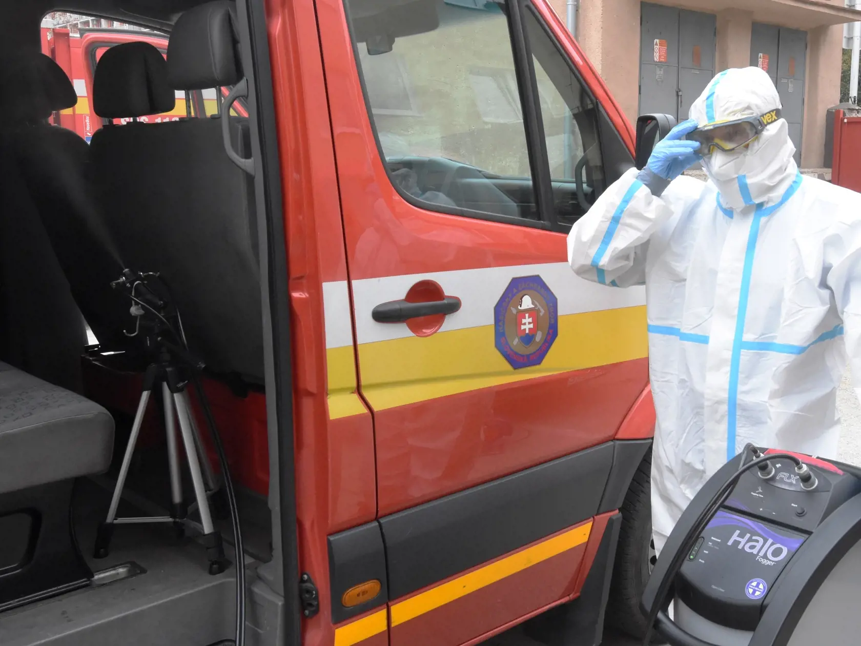 V súvislosti s pandemickou situáciou a možným ohrozením príslušníkov policajných a hasičských jednotiek pri výkone služby vykonávajú  Automobilové opravovne MV SR v šiestich prevádzkach na Slovensku dezinfekciu služobných motorových vozidiel. O dezinfekciu hasičských staníc a hasičských vozidiel v prípade potreby  sa starajú príslušníci HaZZ SR z protiplynovej služby v jednotlivých okresoch po celom Slovensku. Na snímke dezinfekcia vozidiel pracovníkmi Automobilových opravovní MV SR v Bratislave